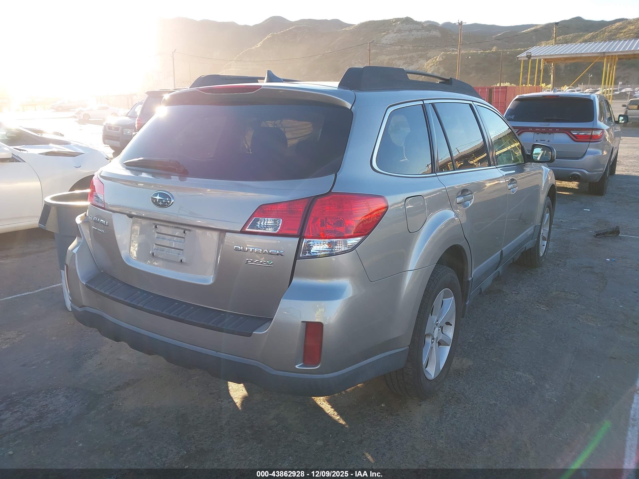 SUBARU OUTBACK image 4