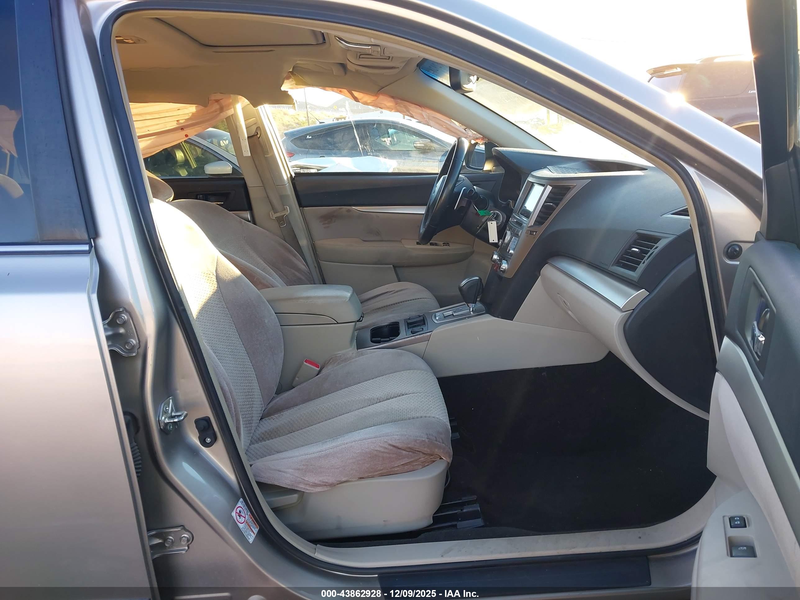 SUBARU OUTBACK image 5