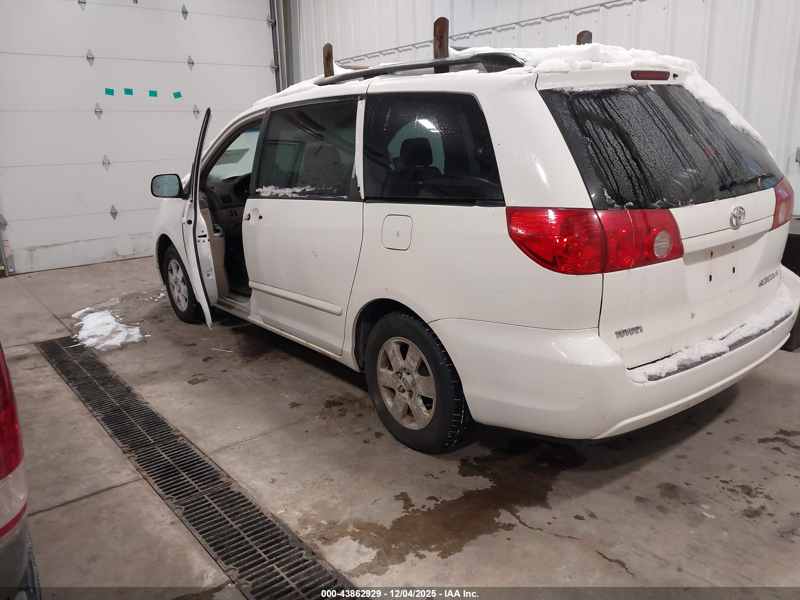 TOYOTA SIENNA image 3
