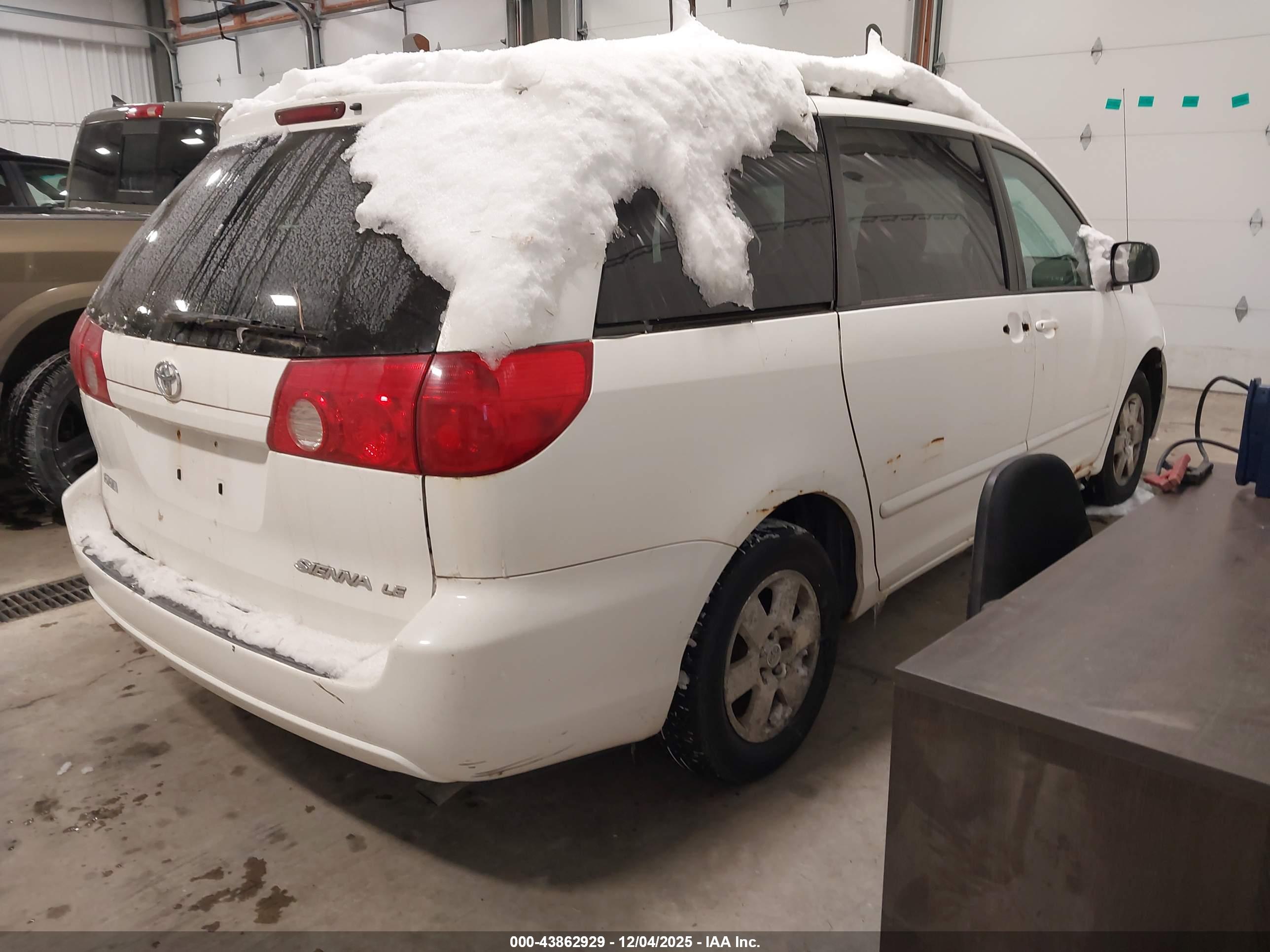 TOYOTA SIENNA image 4