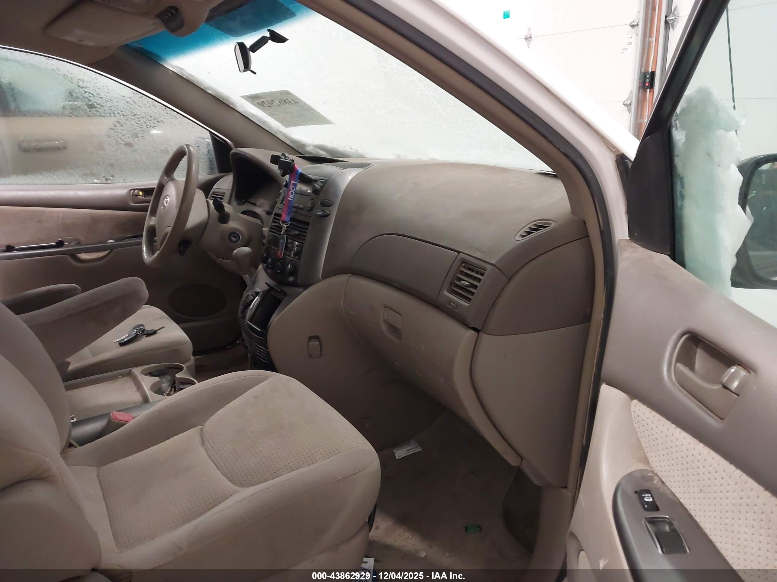 TOYOTA SIENNA image 5