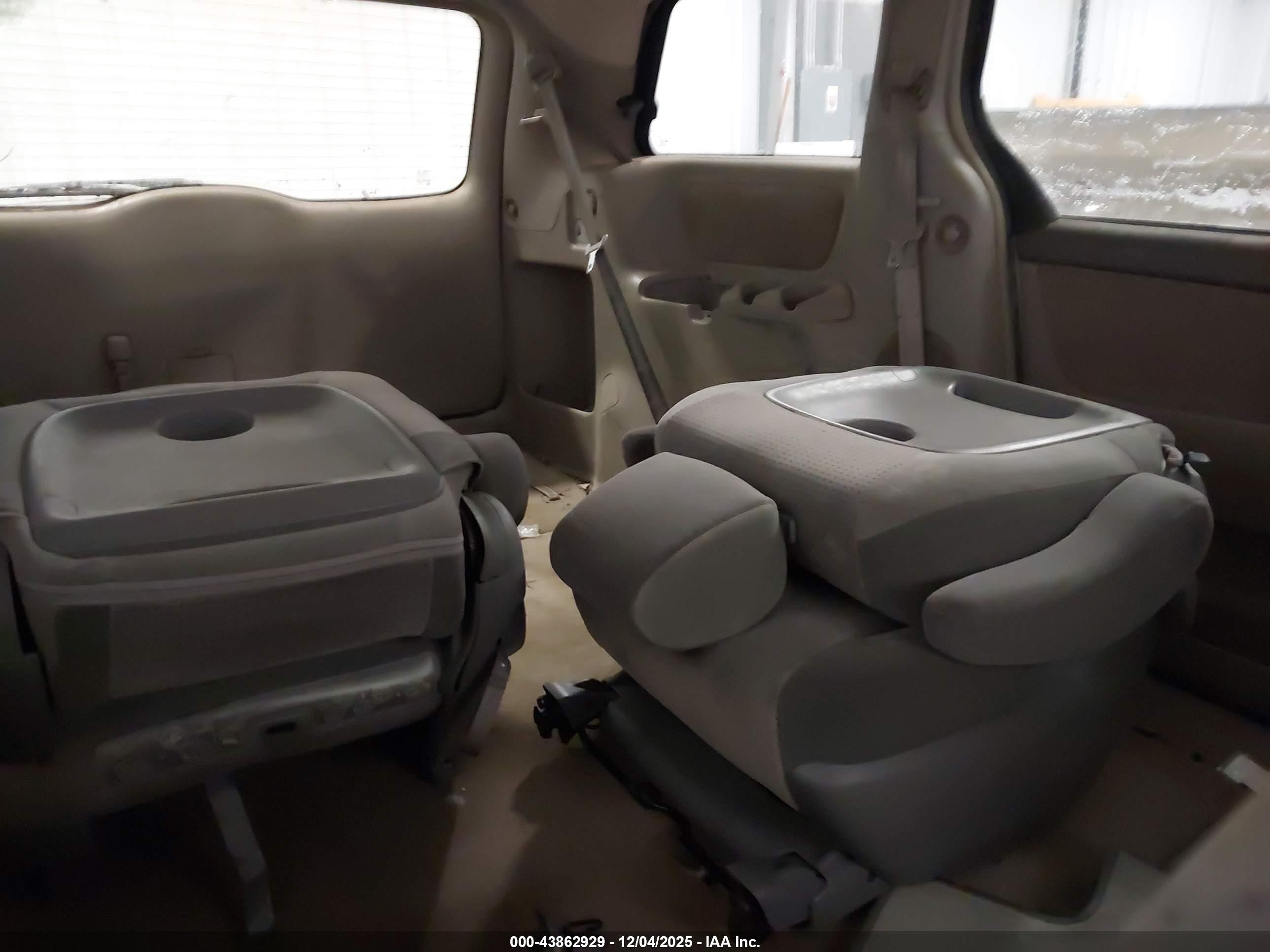 TOYOTA SIENNA image 8