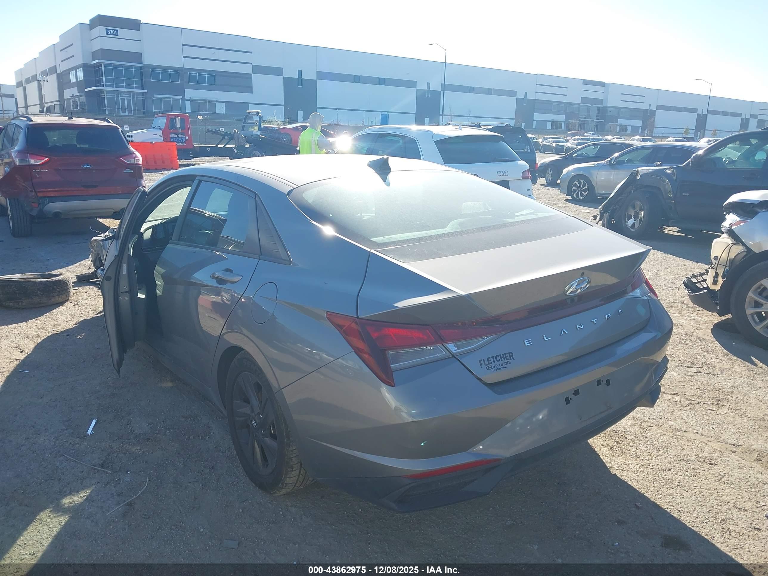 HYUNDAI ELANTRA image 3