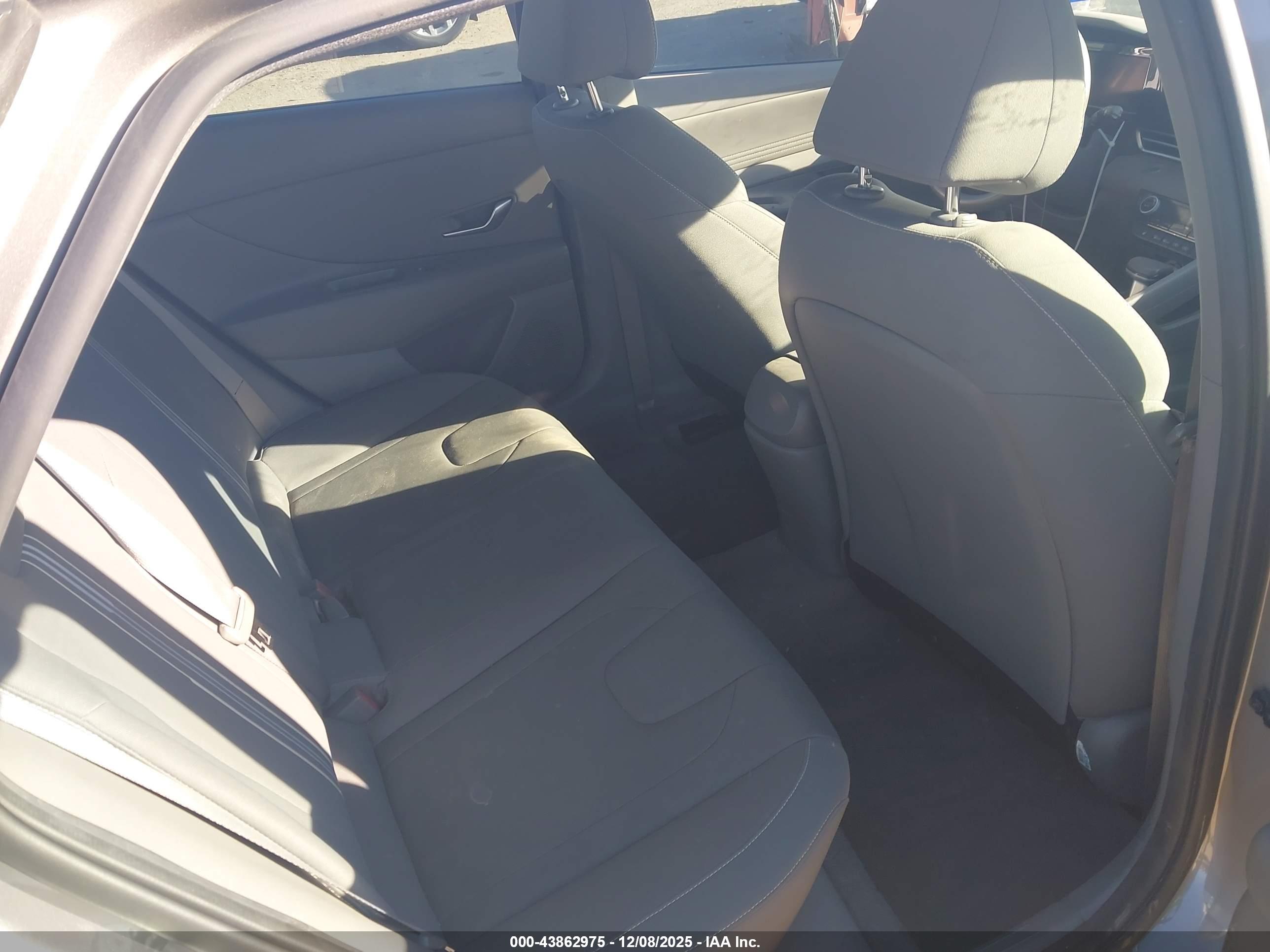 HYUNDAI ELANTRA image 8