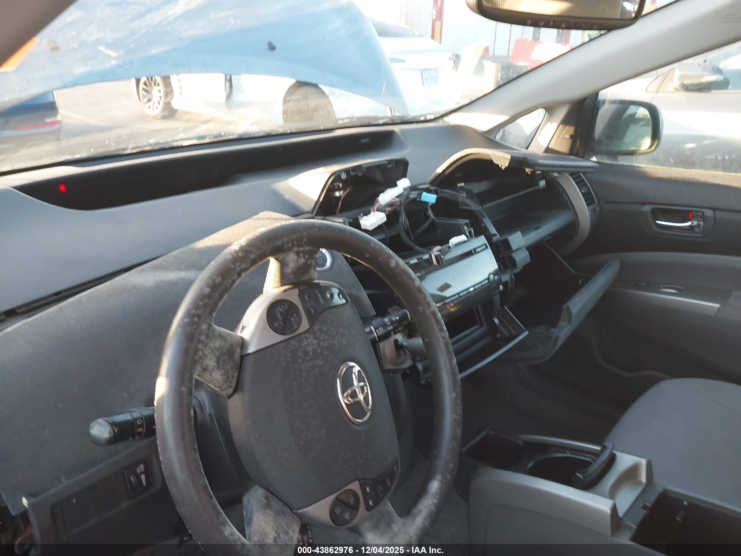 TOYOTA PRIUS image 6