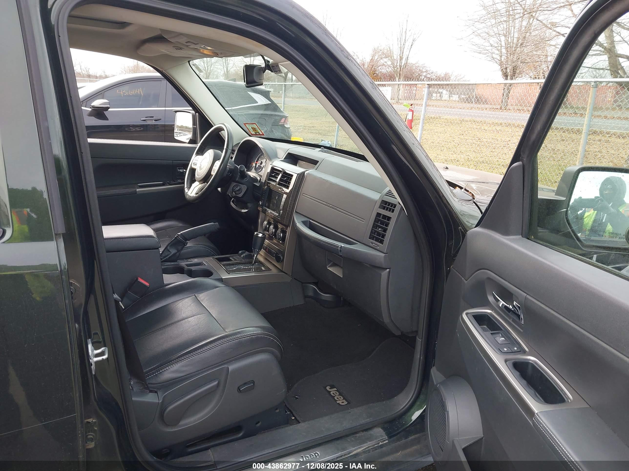 JEEP LIBERTY image 5