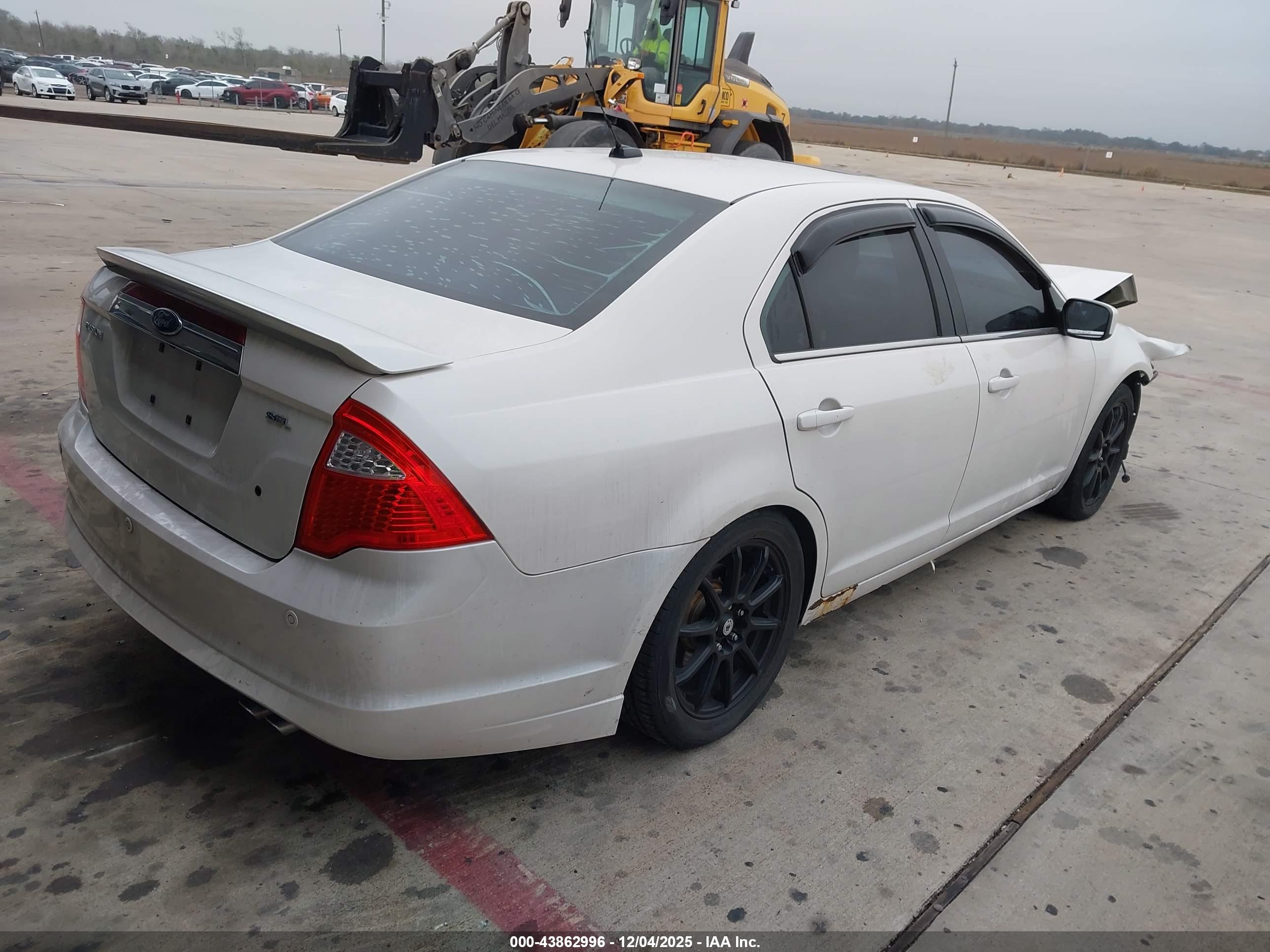 FORD FUSION image 4