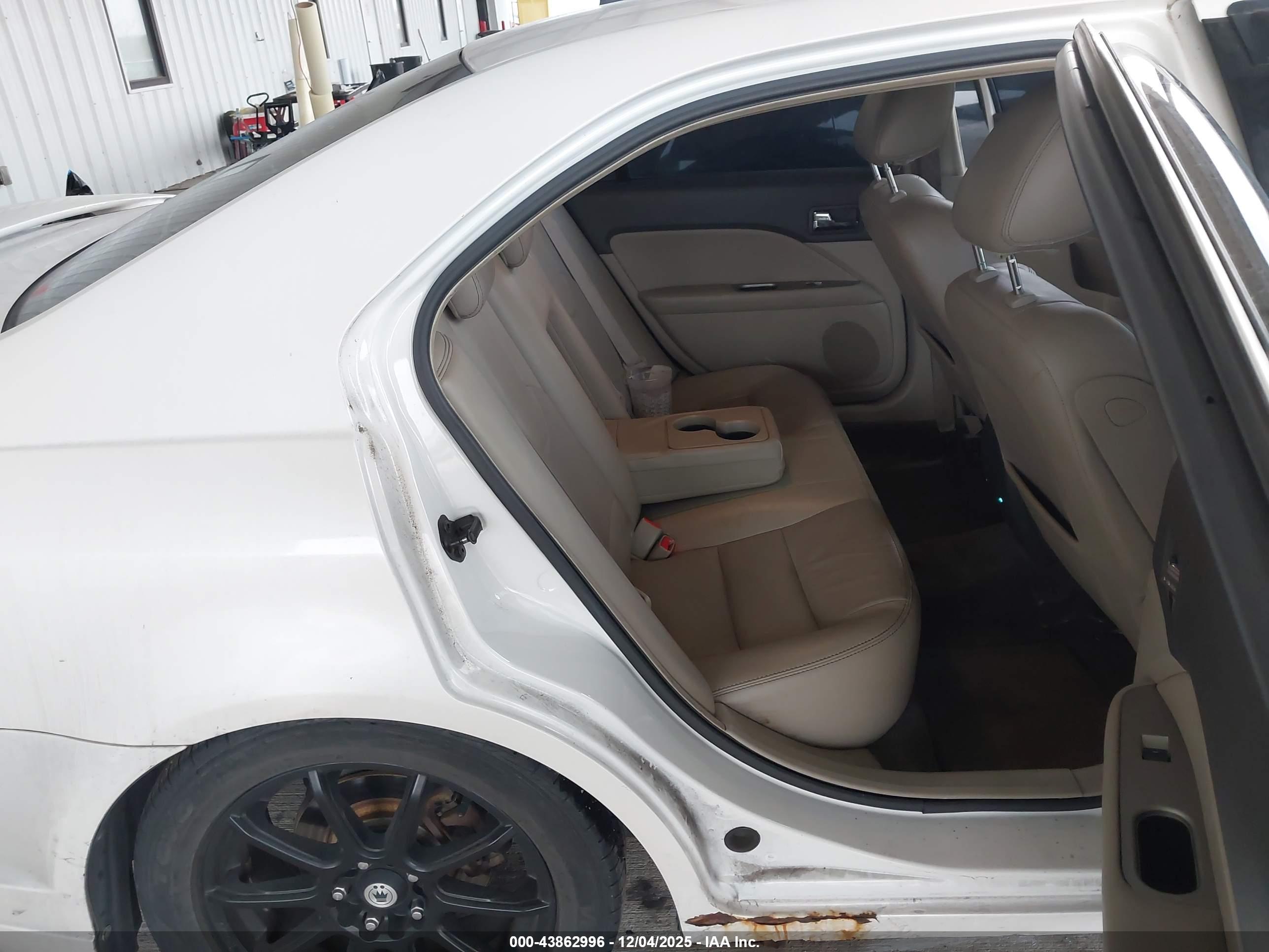 FORD FUSION image 8