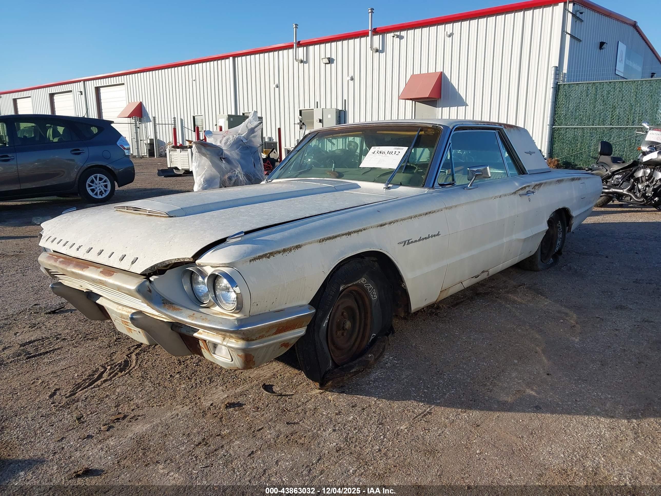 FORD THUNDERBIRD image 2