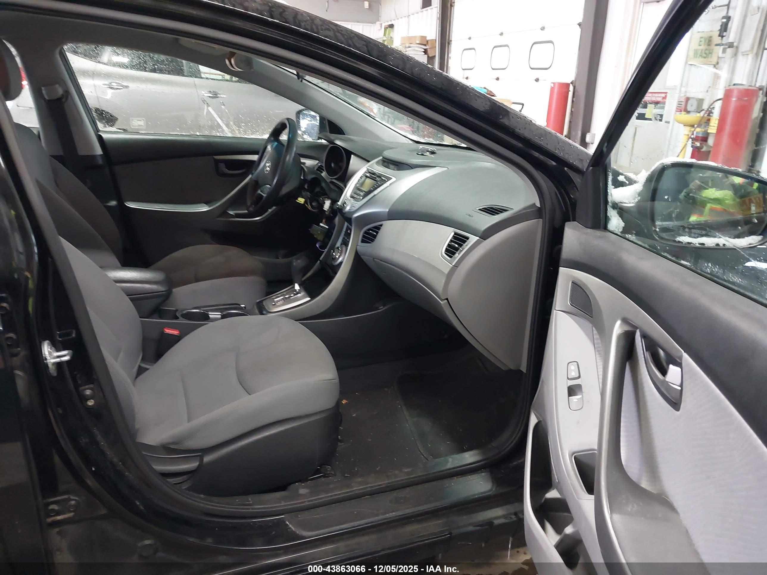HYUNDAI ELANTRA image 5