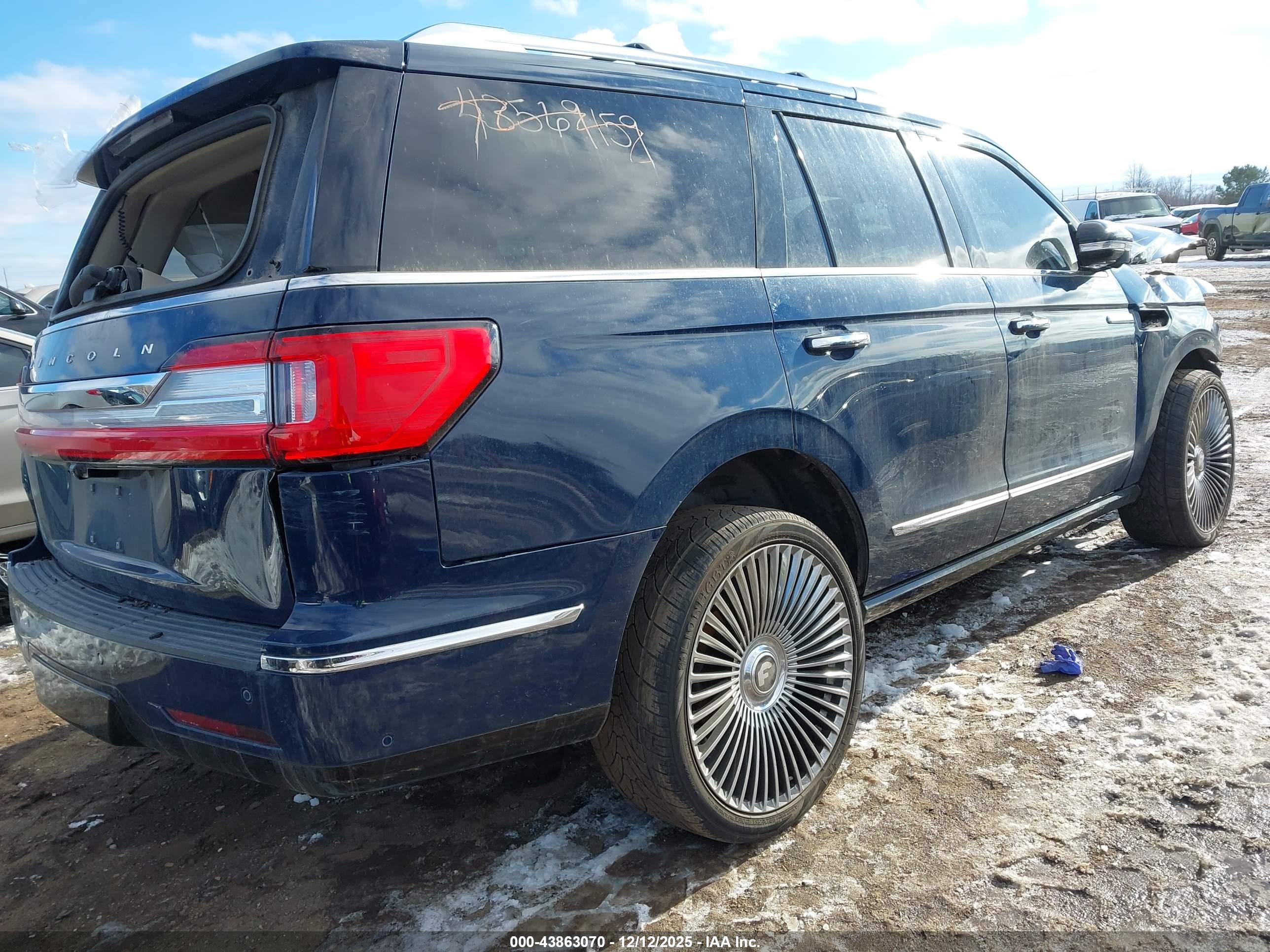 LINCOLN NAVIGATOR image 4