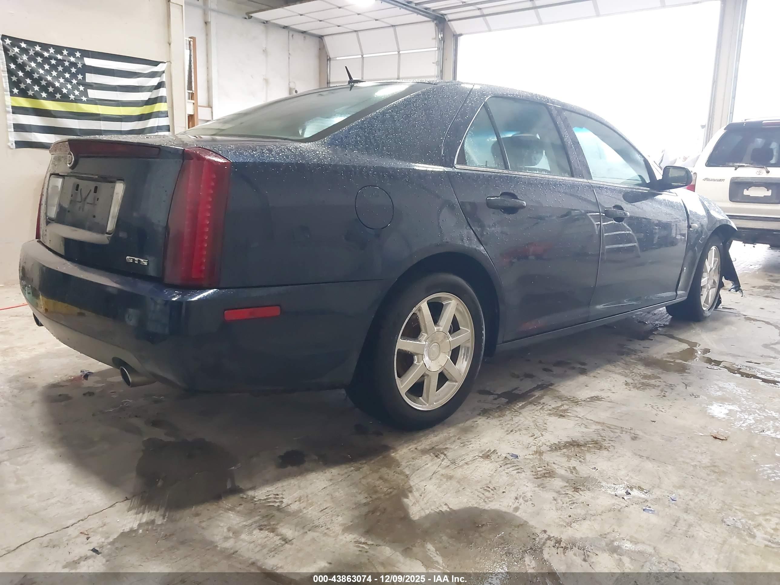 CADILLAC STS image 4