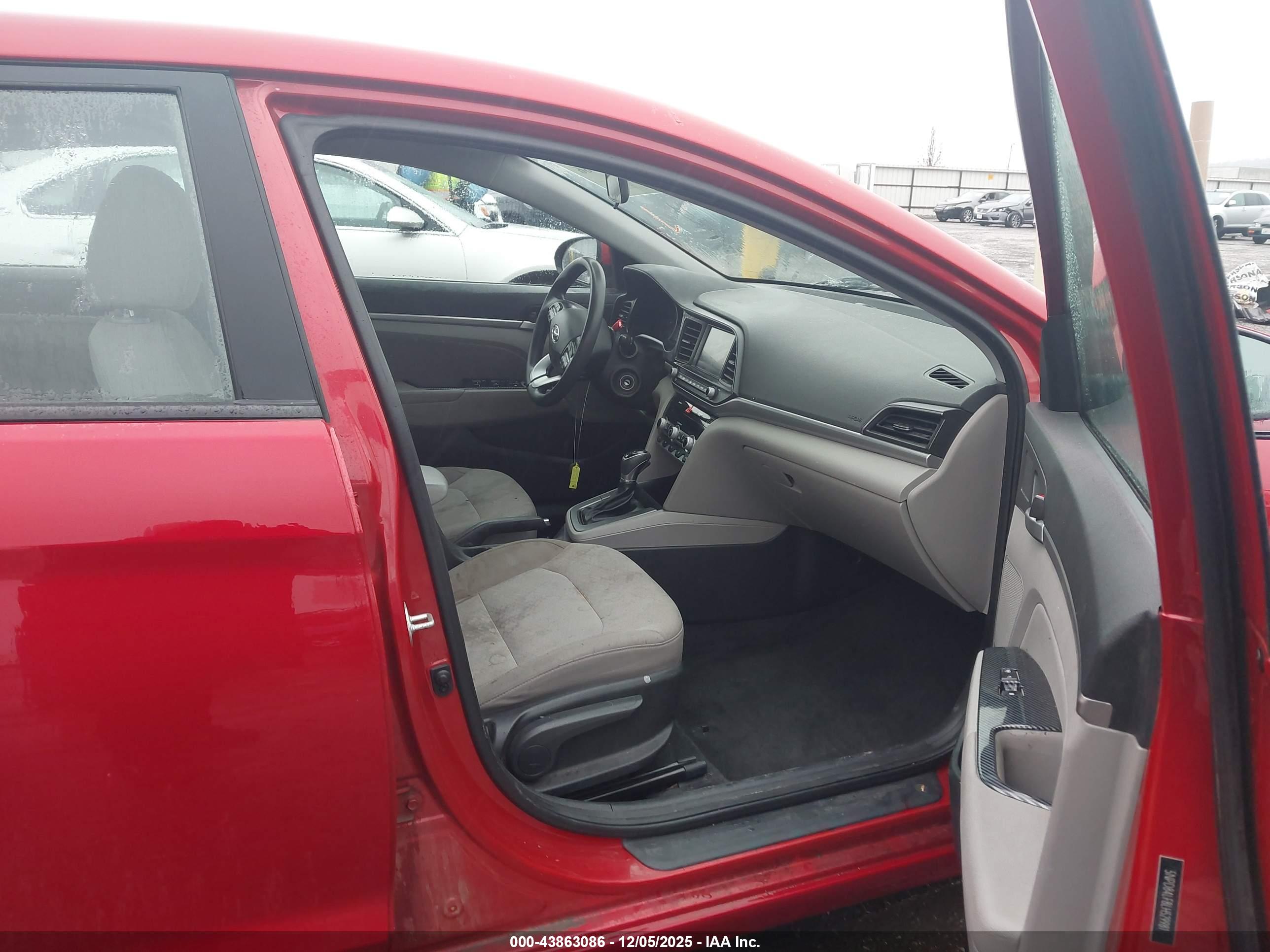 HYUNDAI ELANTRA image 5