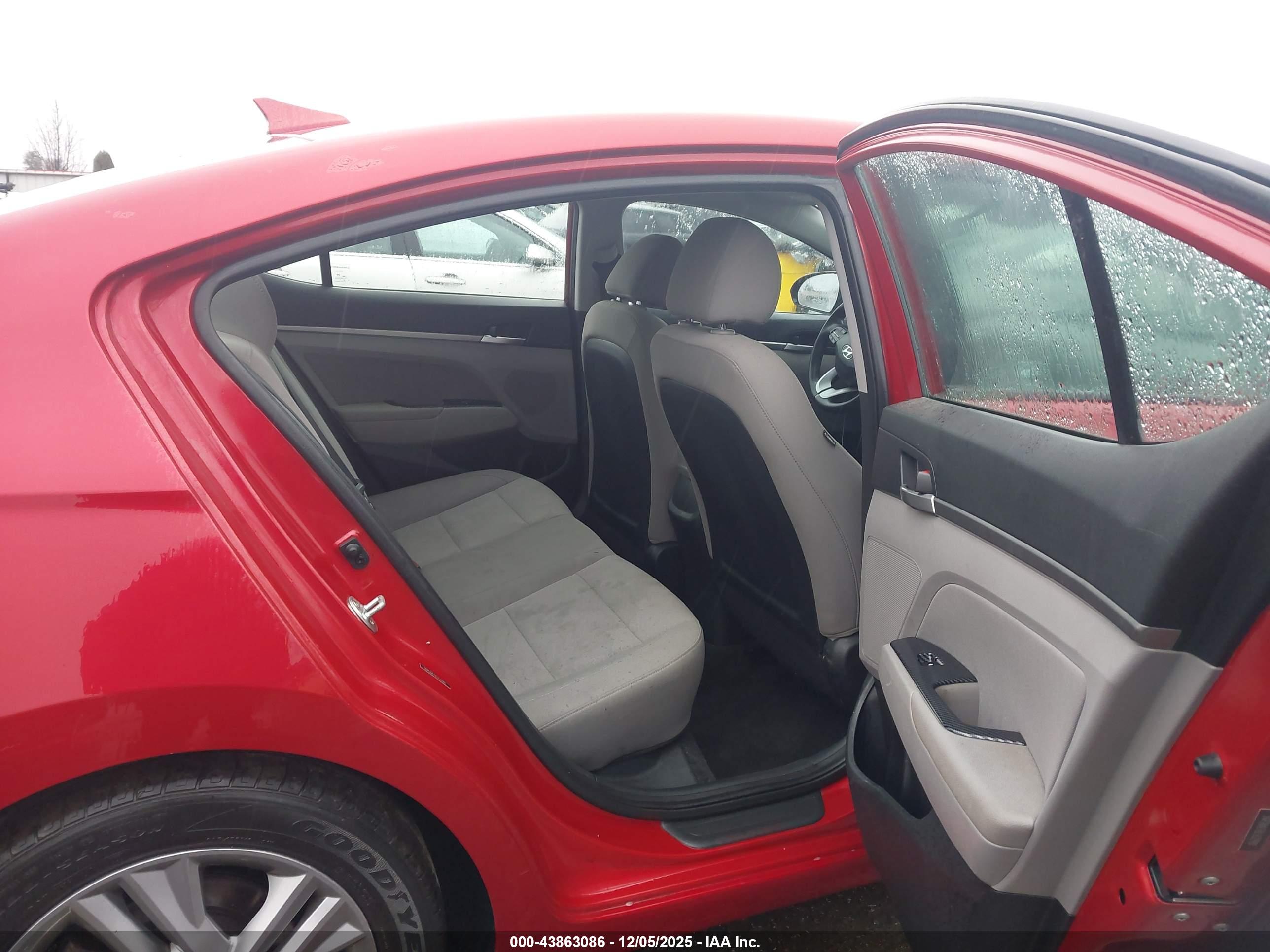 HYUNDAI ELANTRA image 8