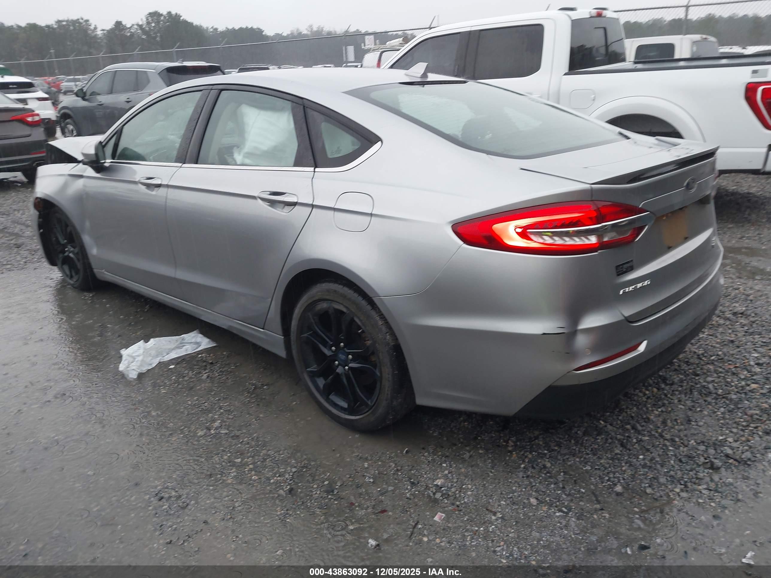 FORD FUSION image 3