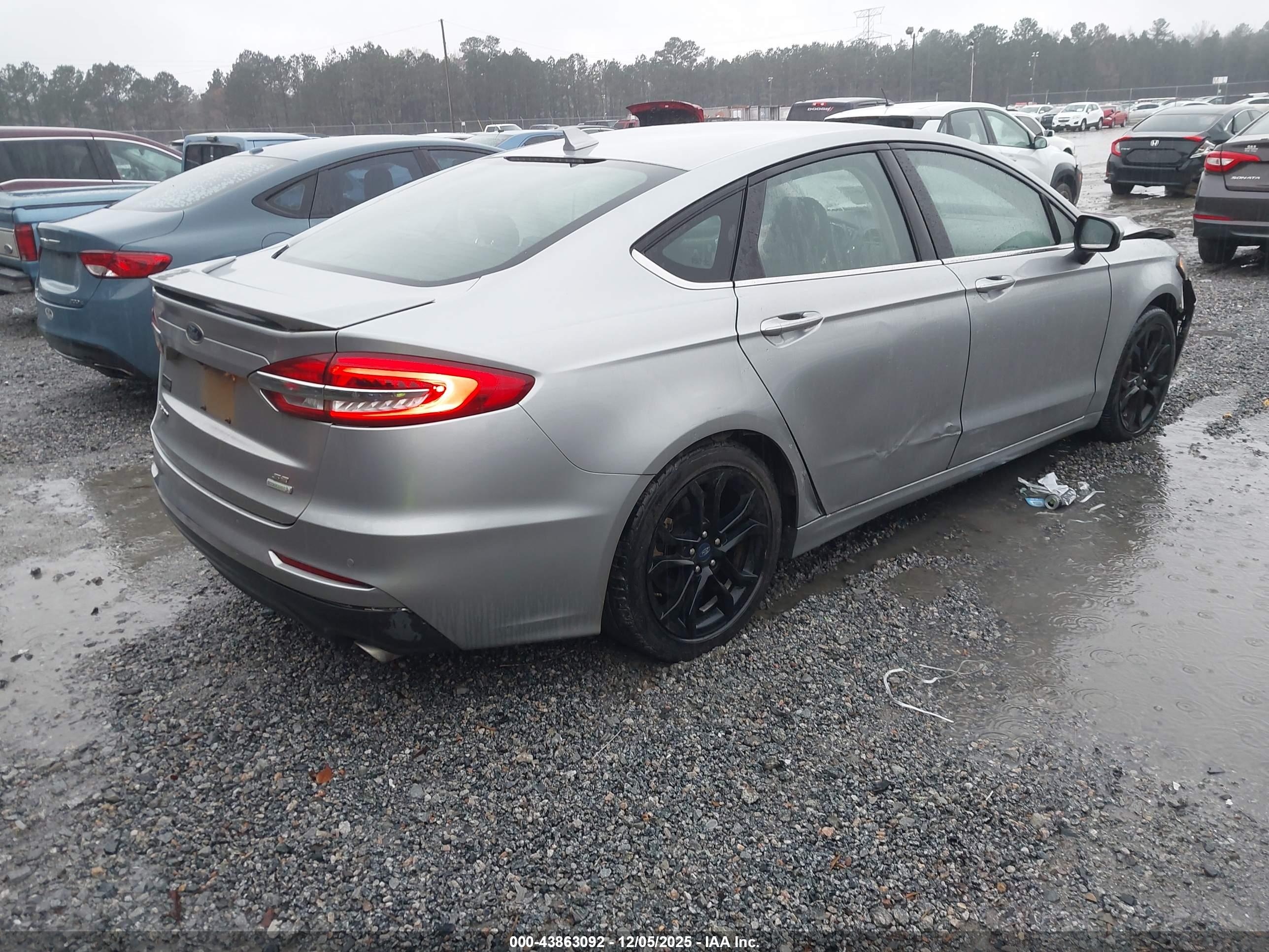 FORD FUSION image 4