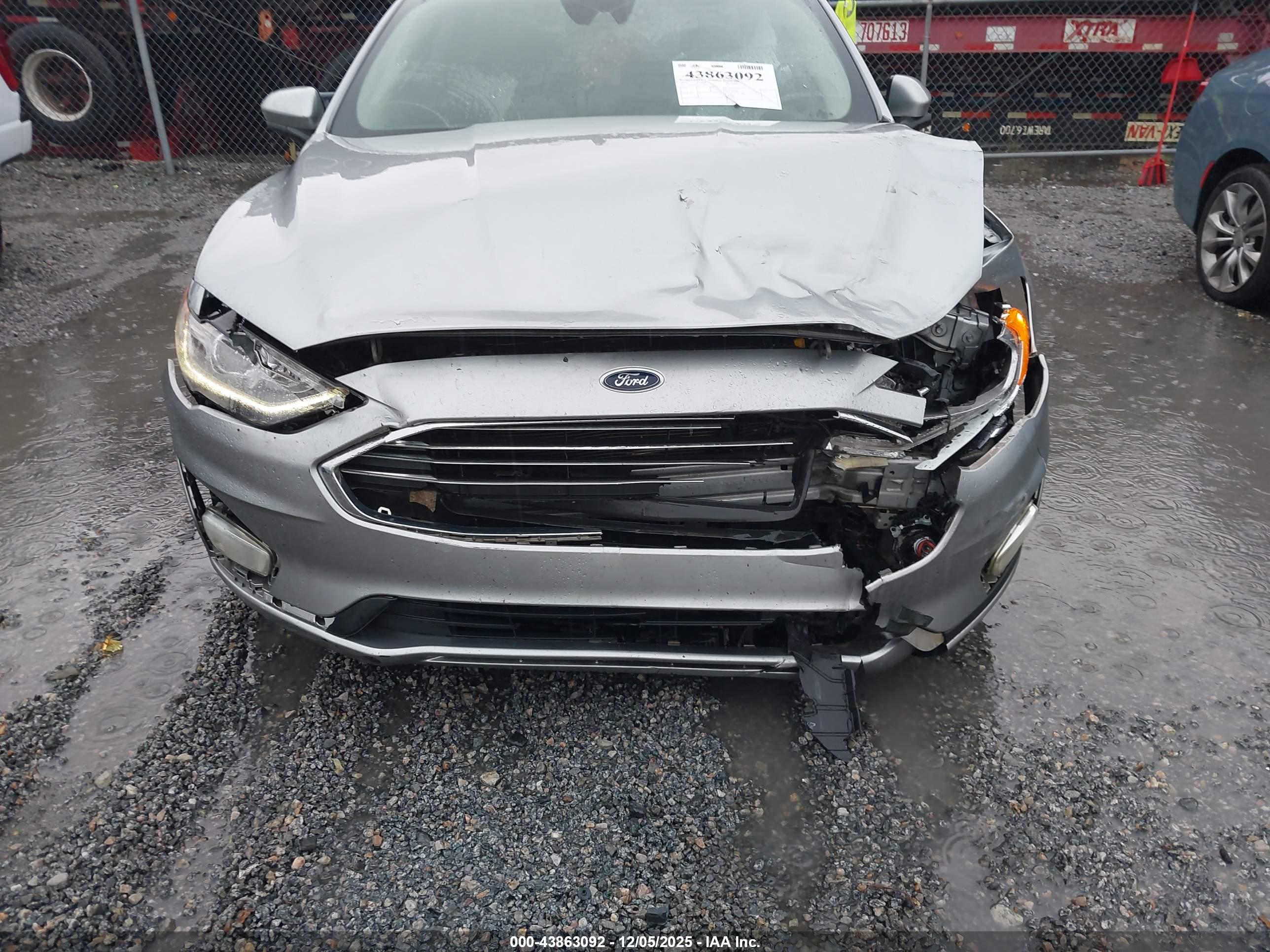 FORD FUSION image 6