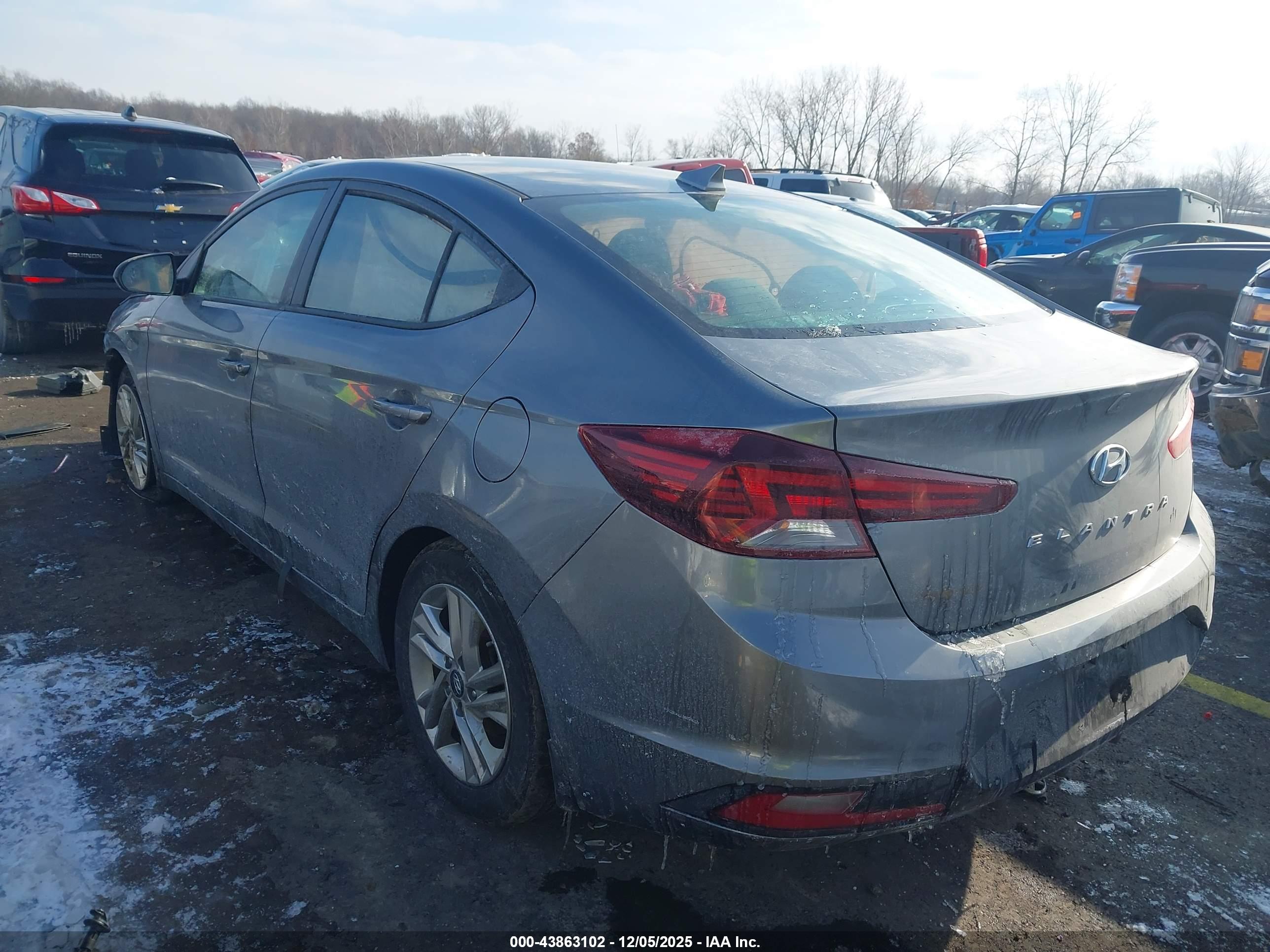HYUNDAI ELANTRA image 3