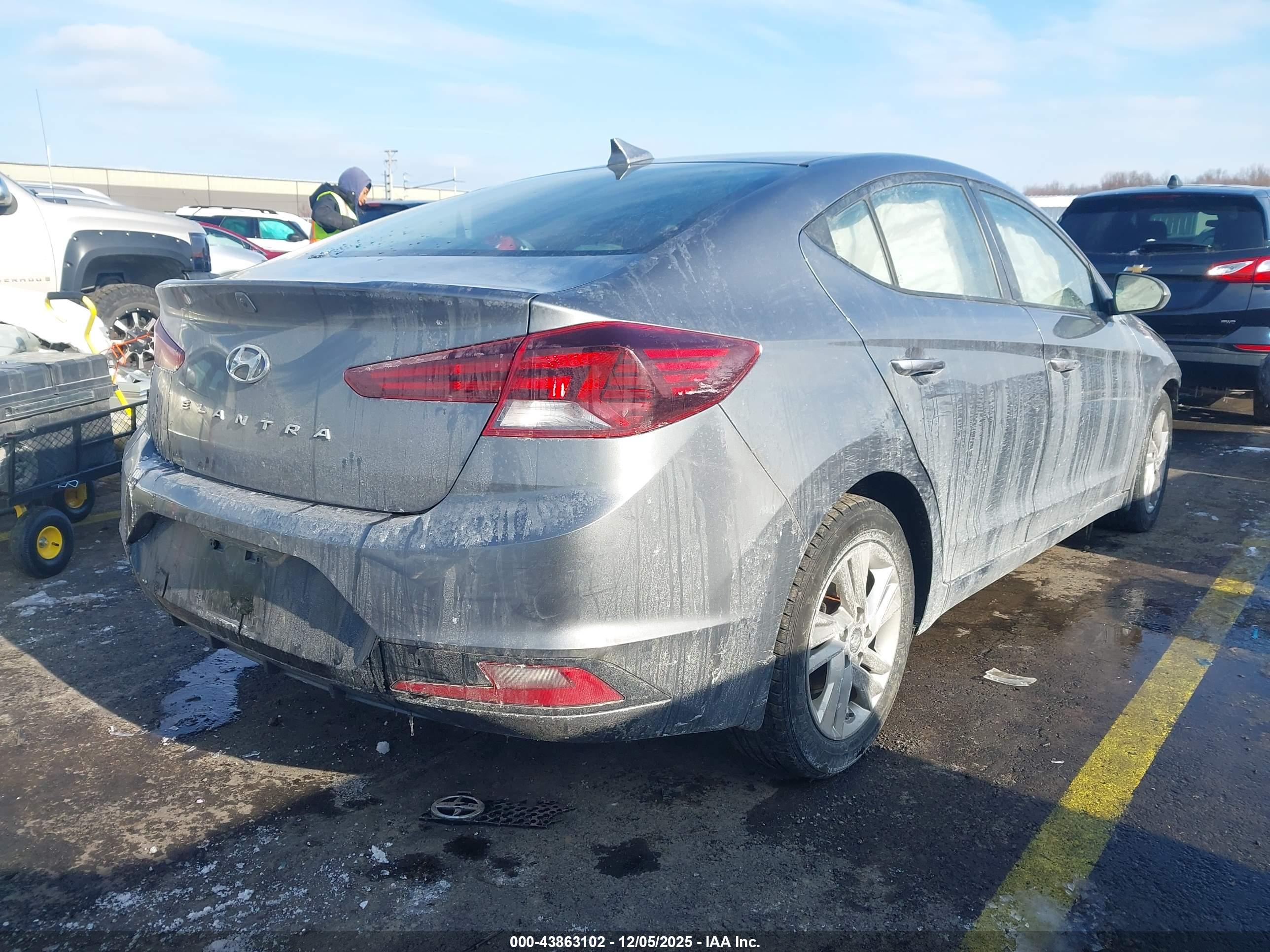 HYUNDAI ELANTRA image 4