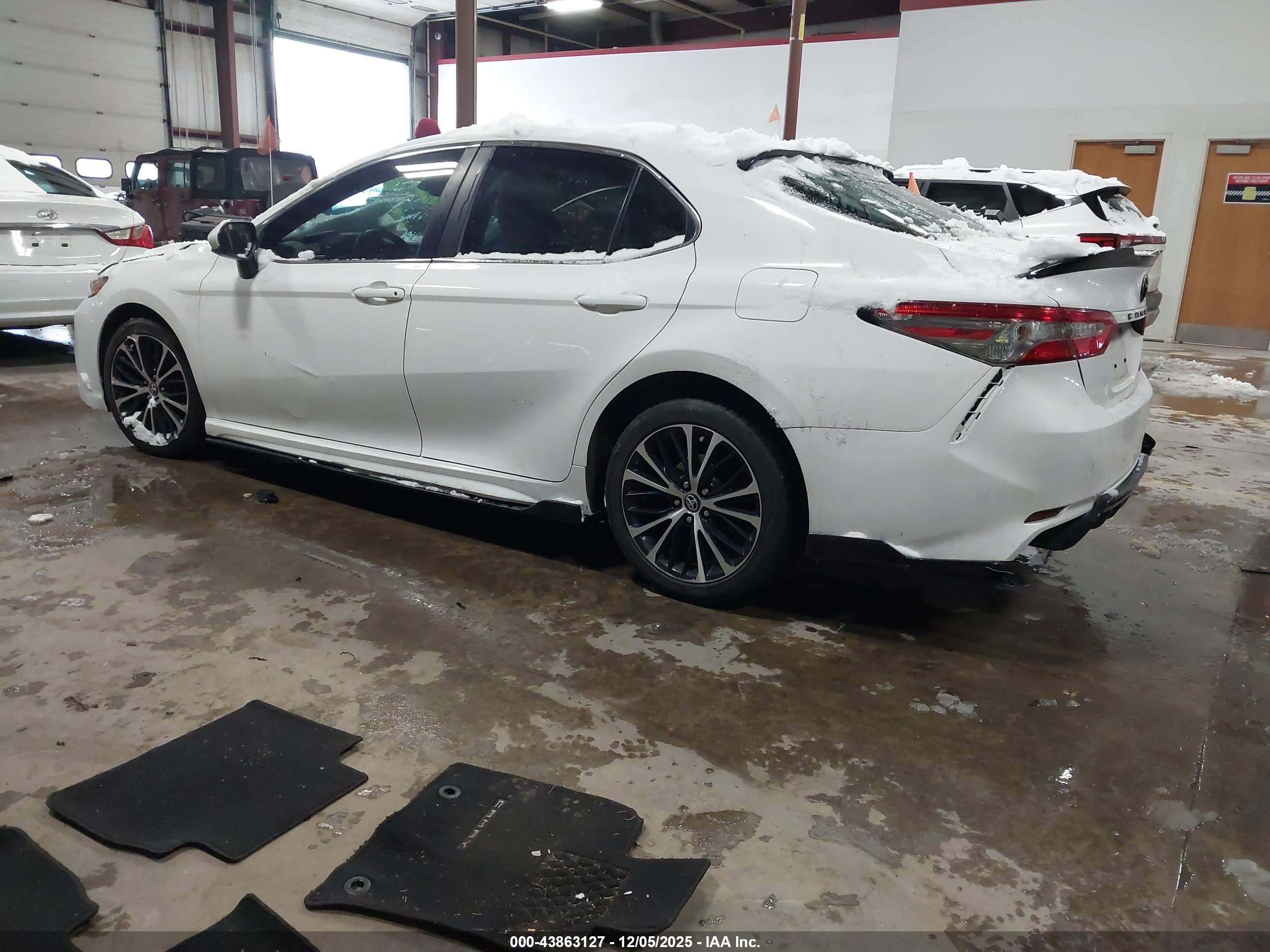 TOYOTA CAMRY image 3