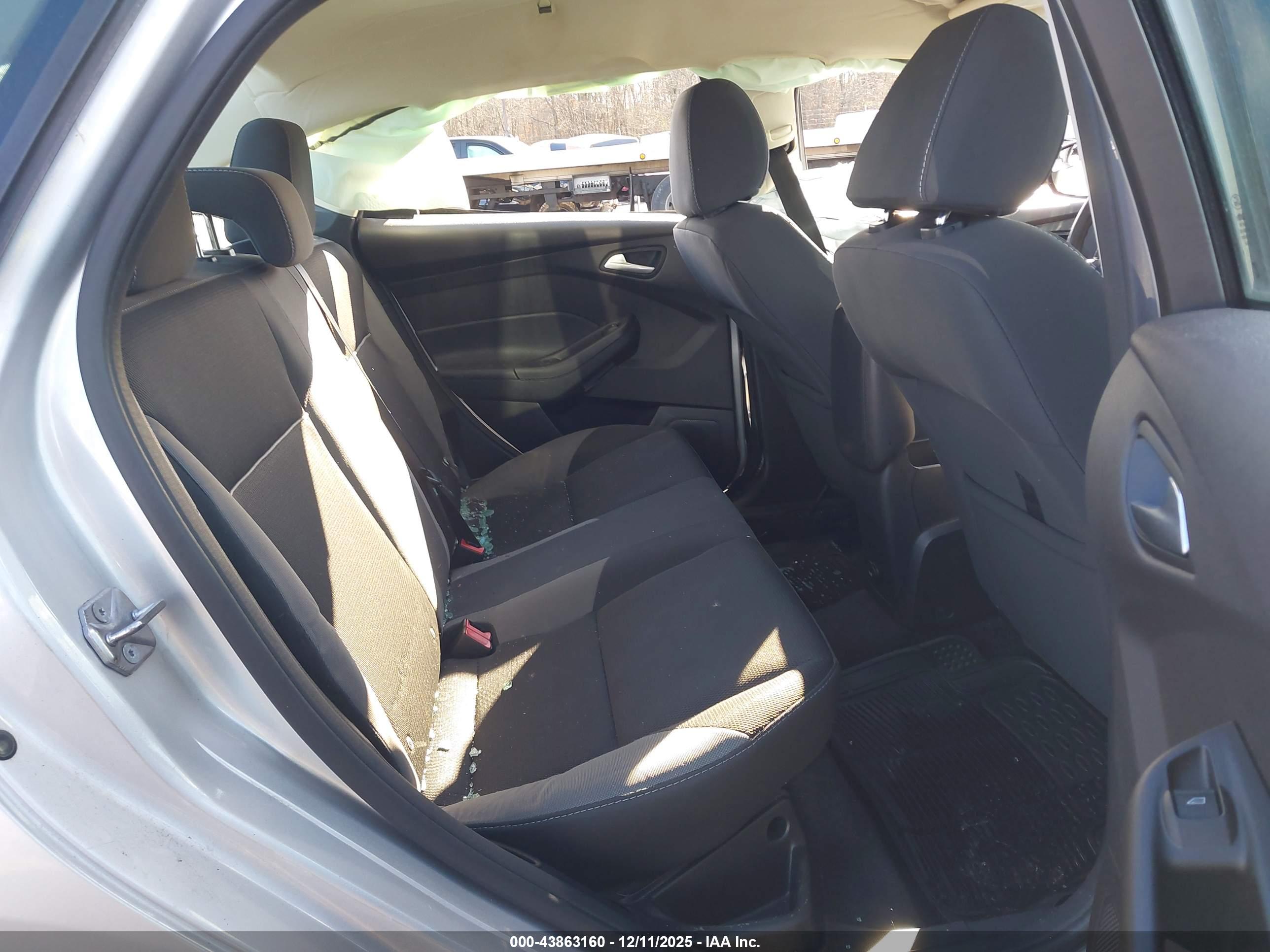 FORD FOCUS image 8