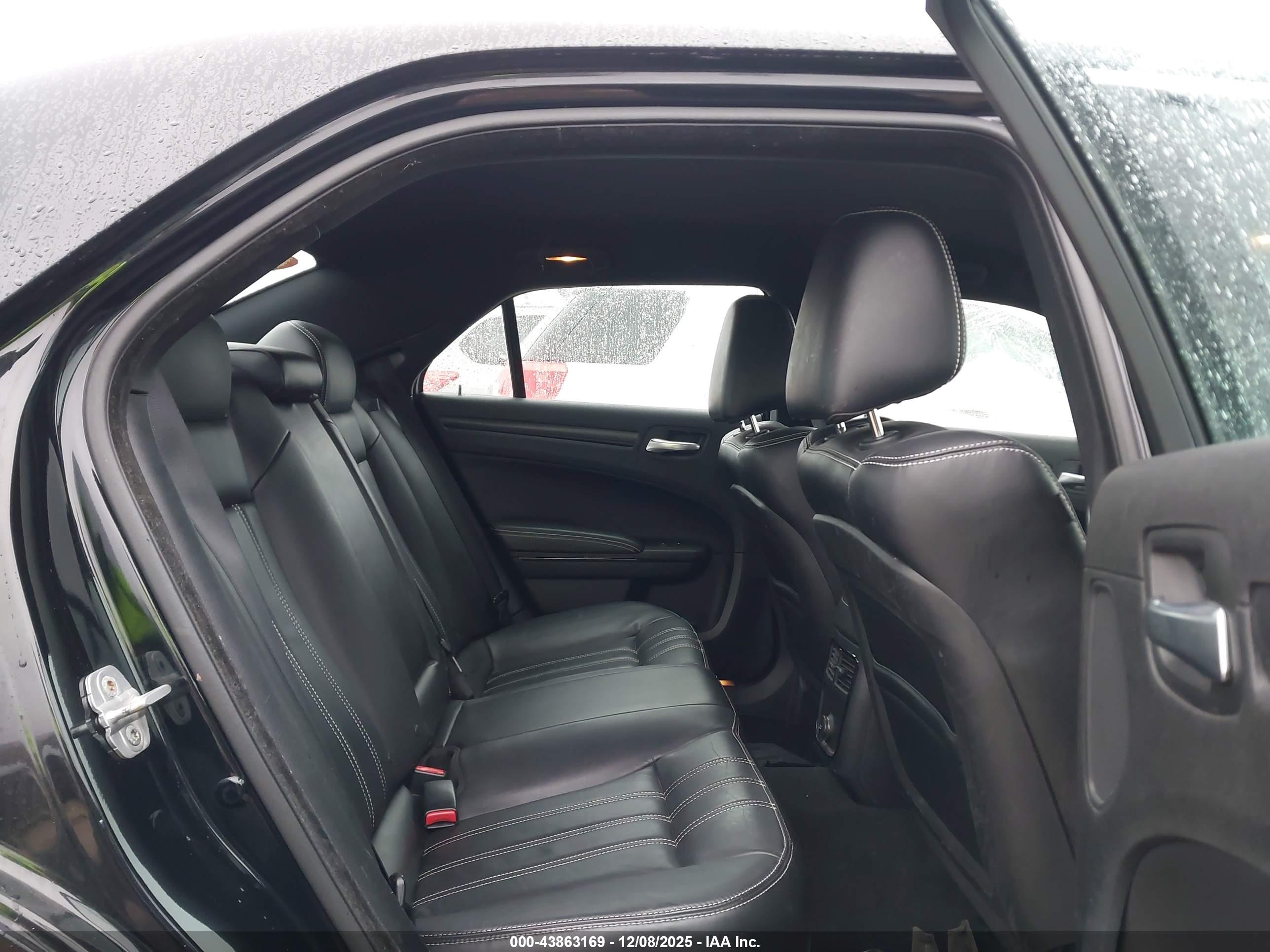 CHRYSLER 300 image 8