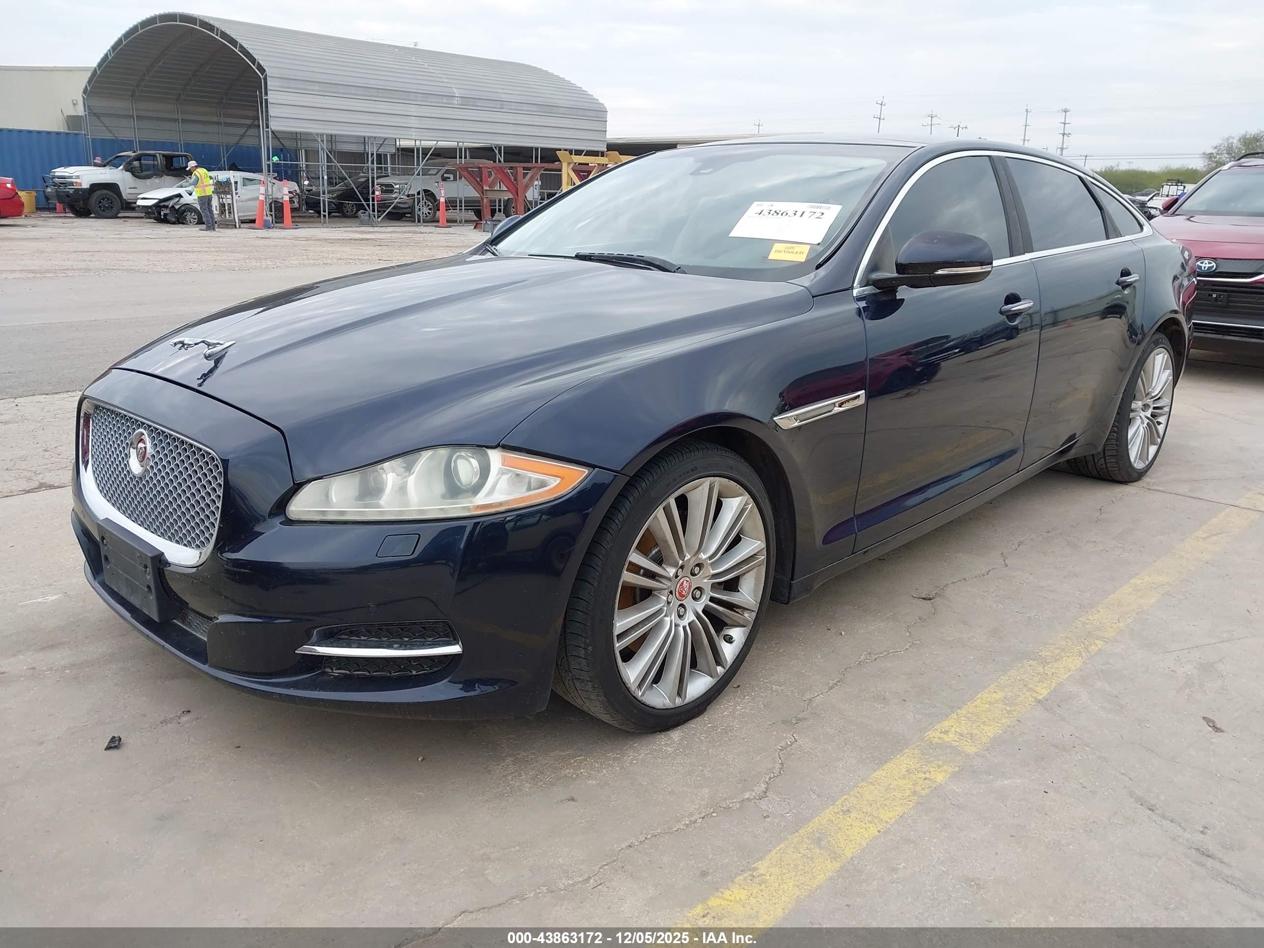 JAGUAR XJ image 2