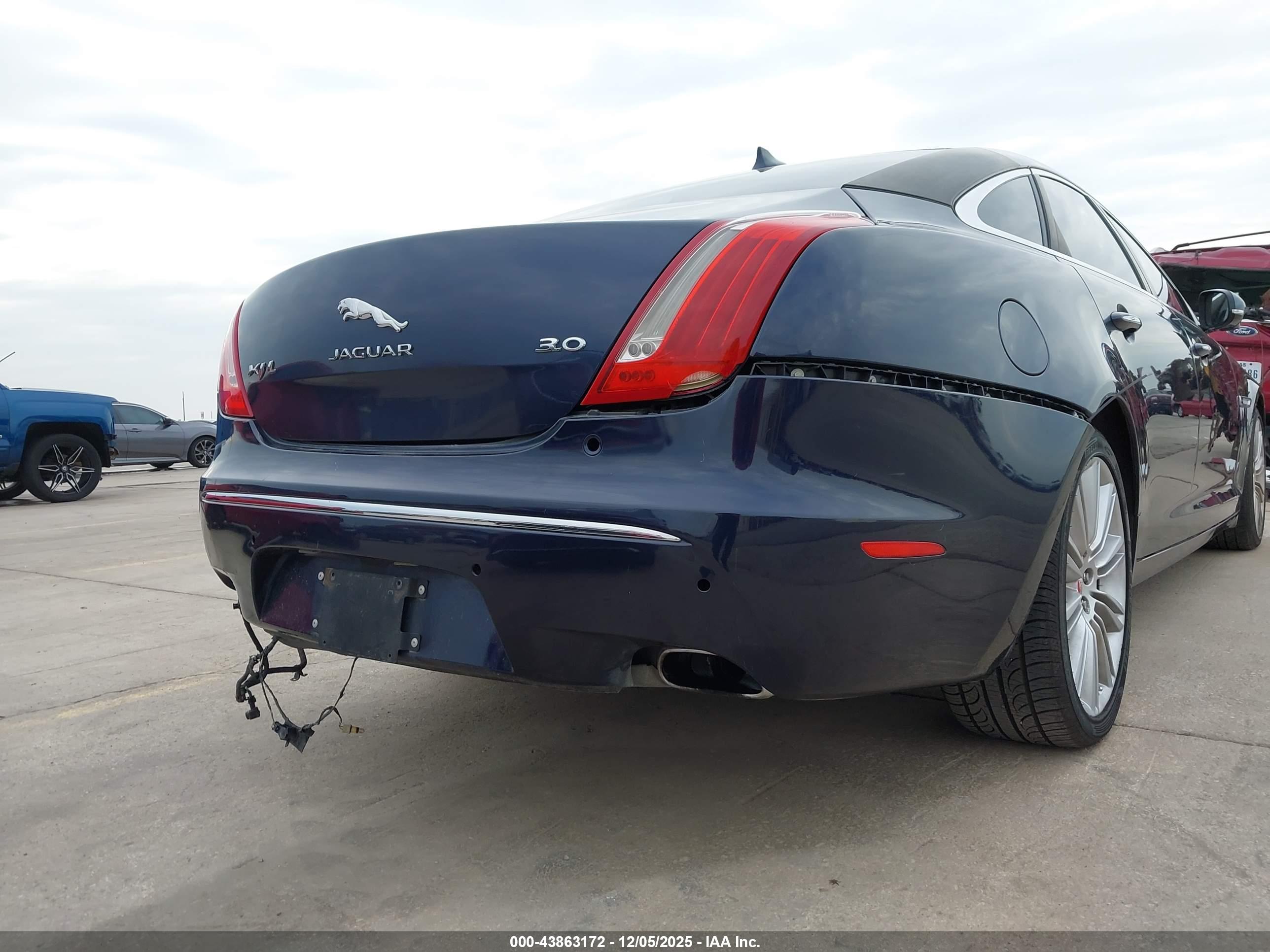 JAGUAR XJ image 6