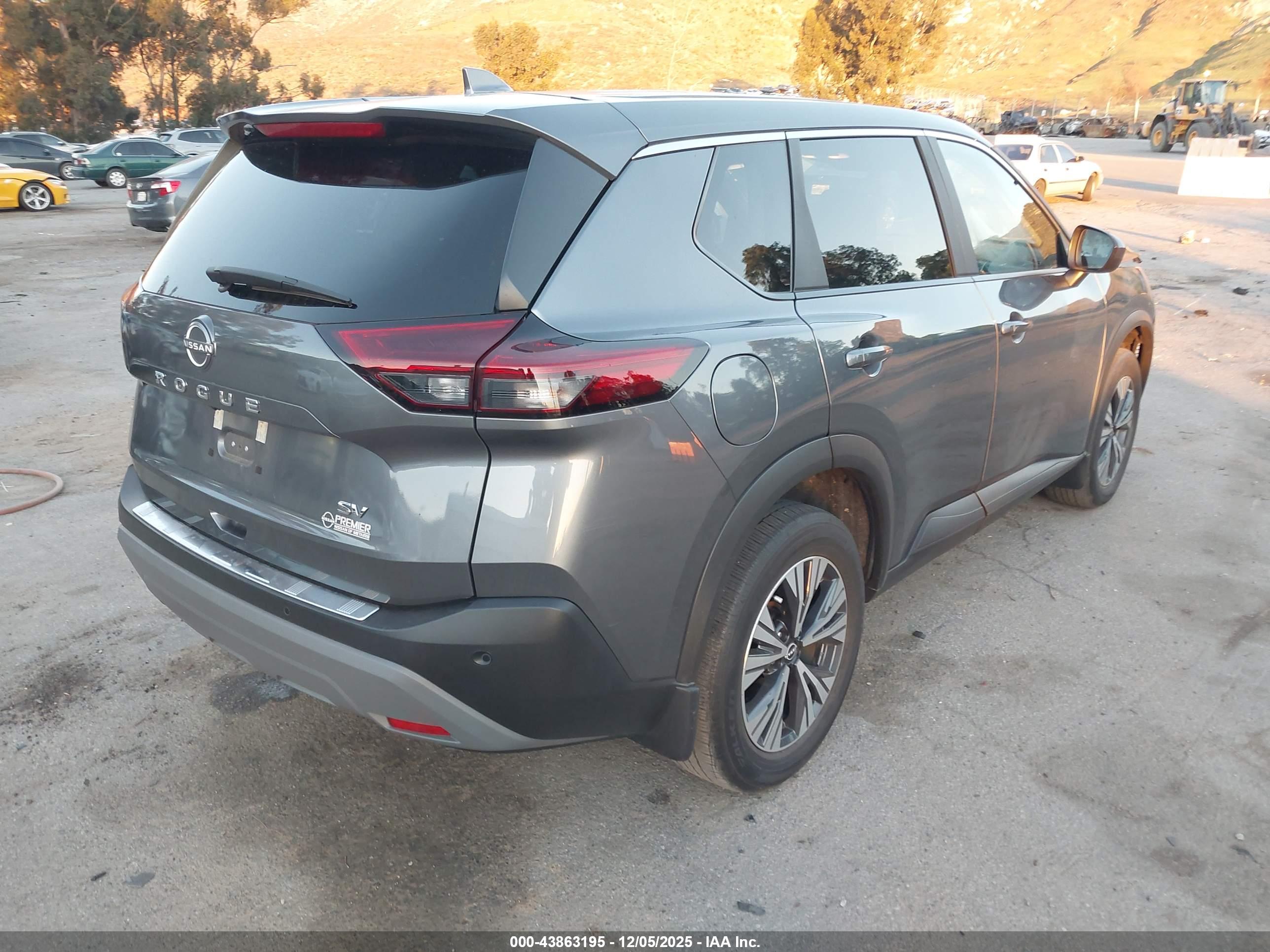 NISSAN ROGUE image 4