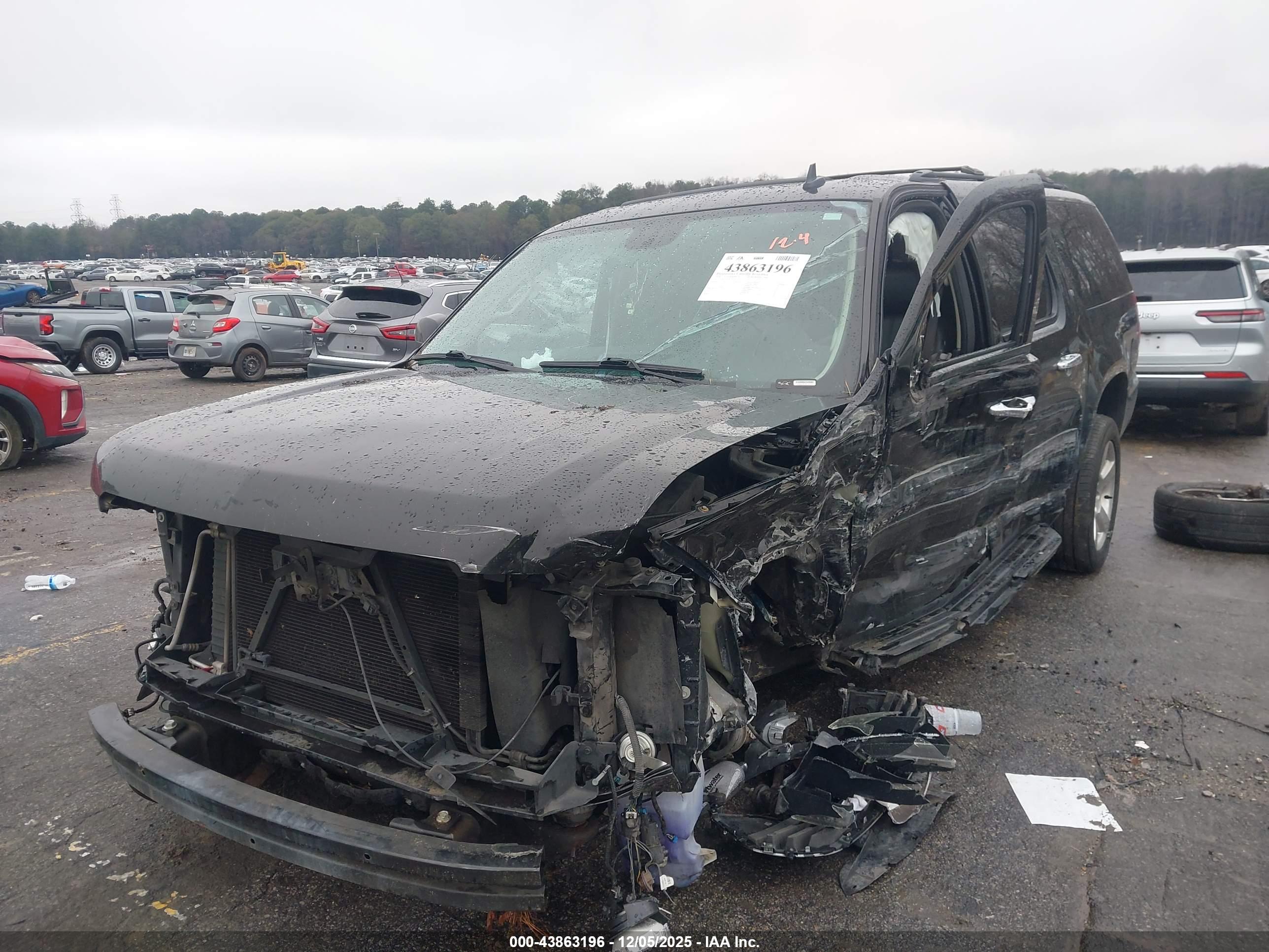 CHEVROLET SUBURBAN image 2