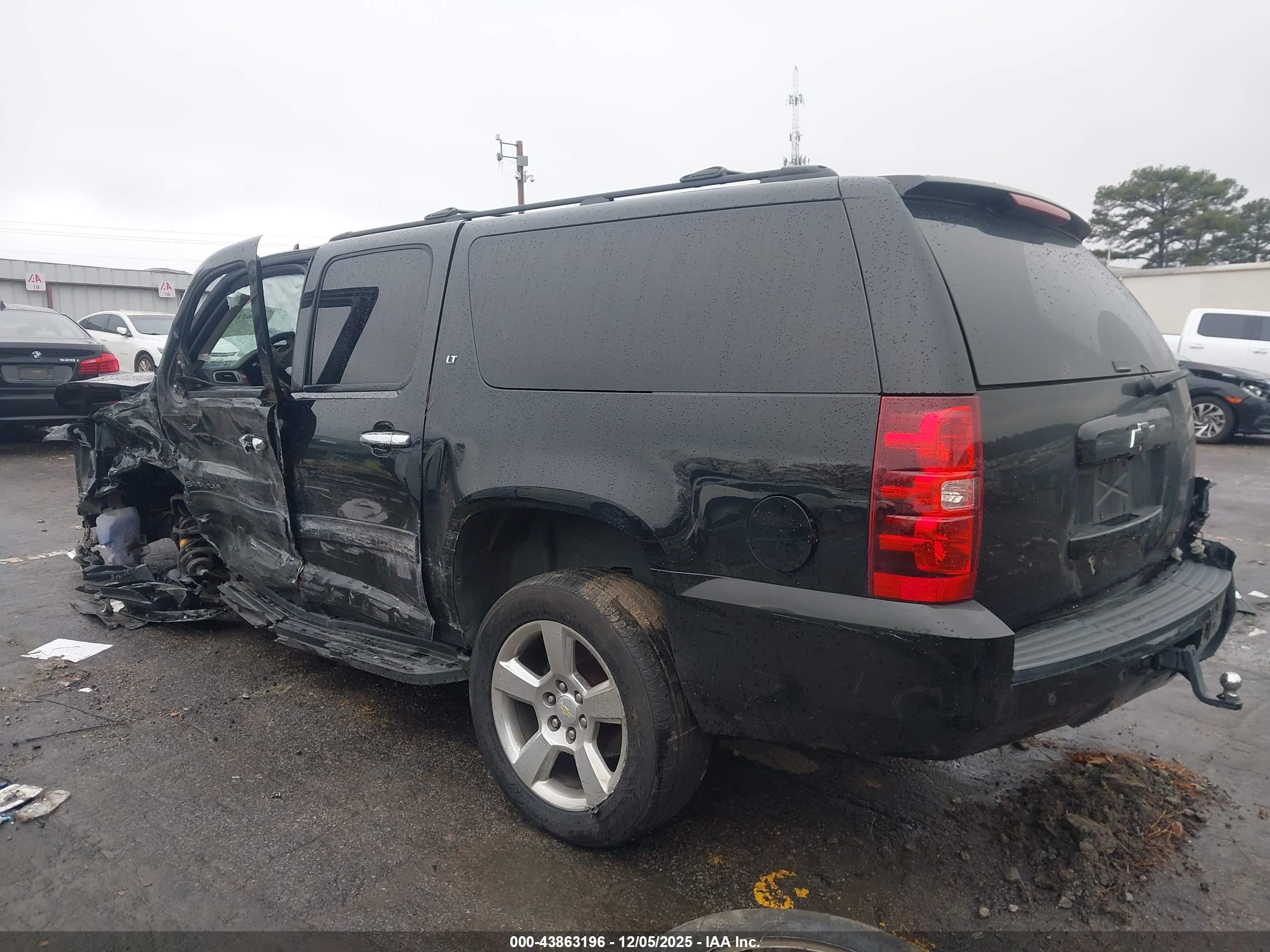 CHEVROLET SUBURBAN image 3