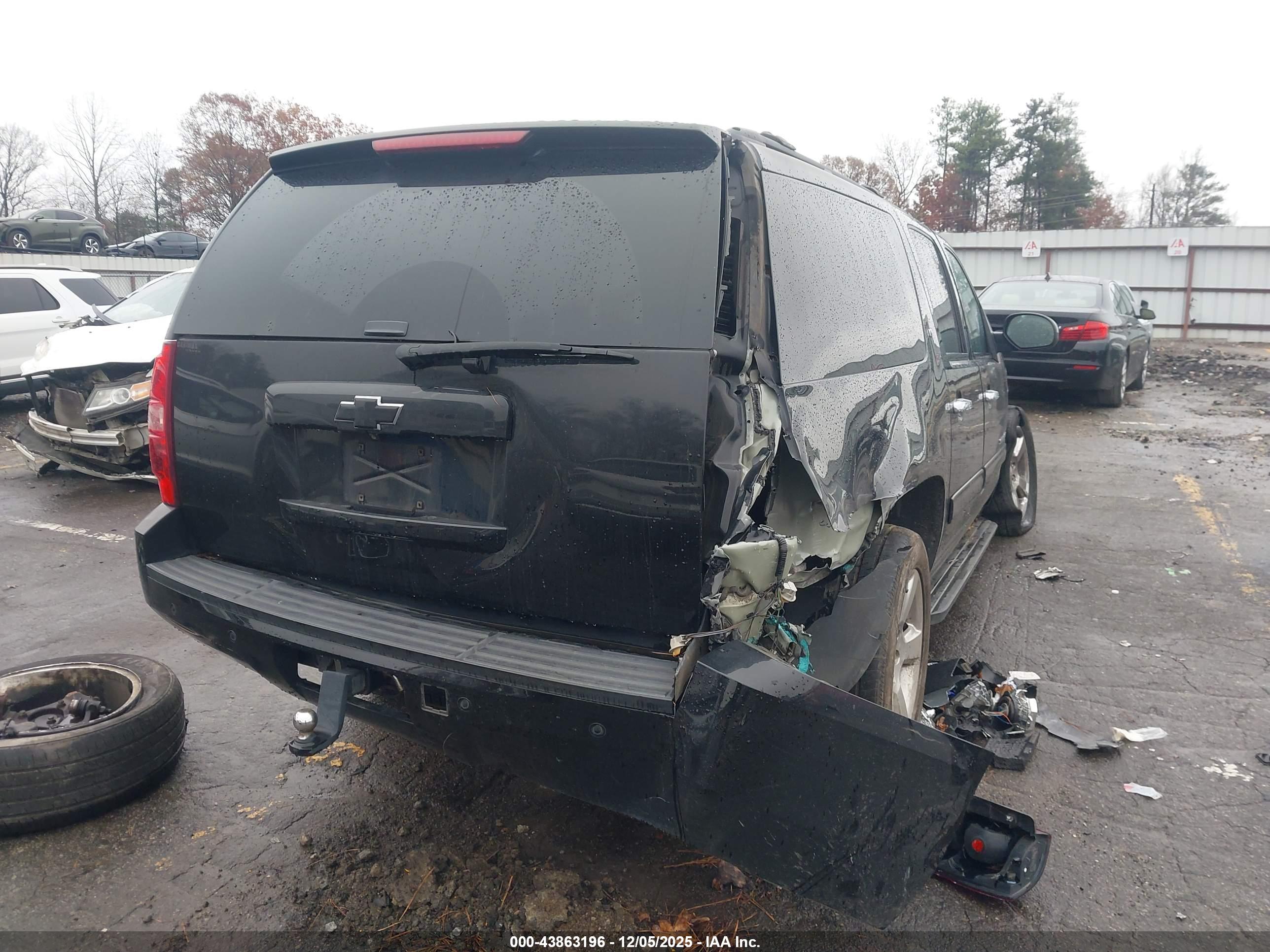 CHEVROLET SUBURBAN image 4