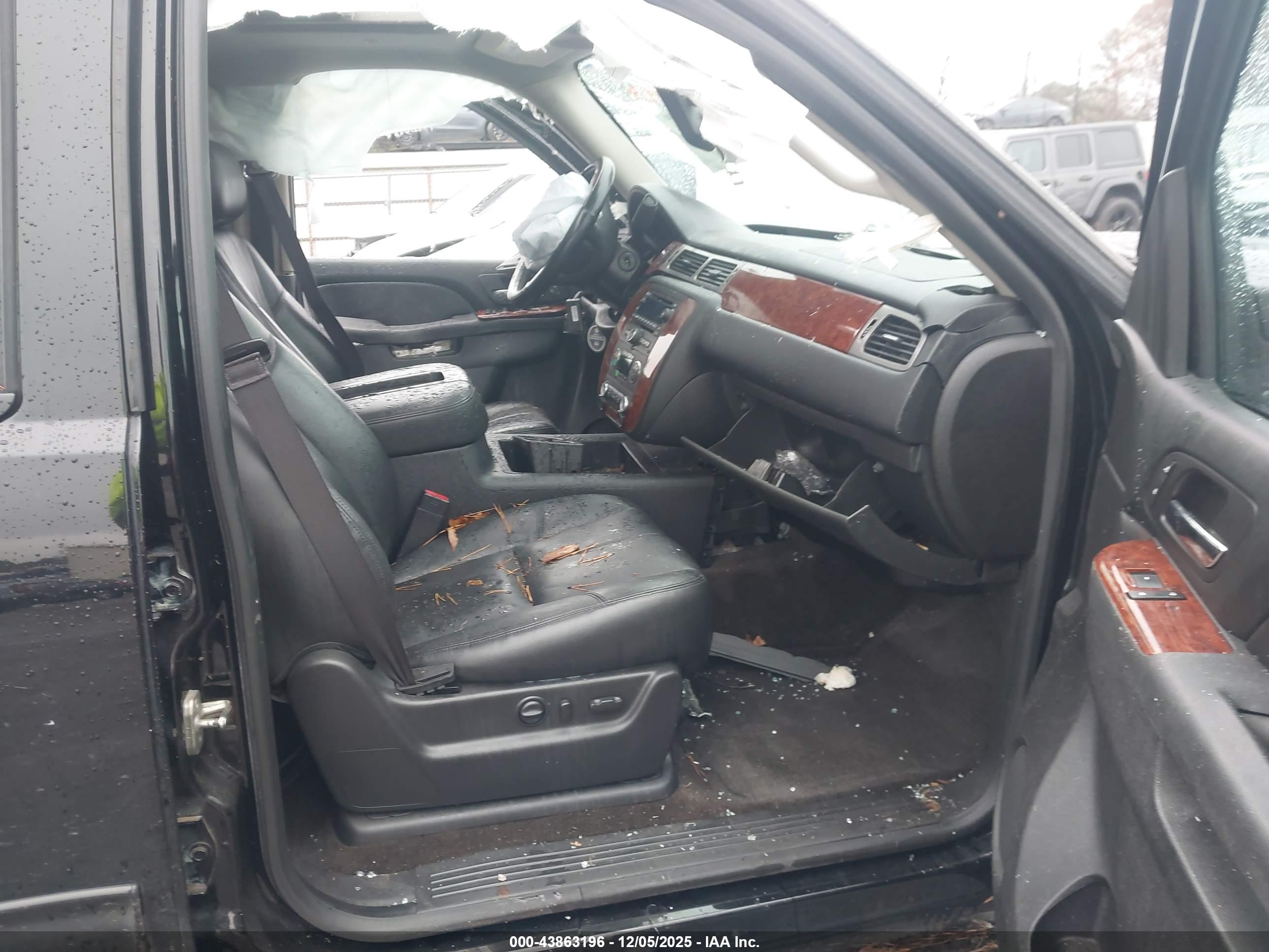 CHEVROLET SUBURBAN image 5