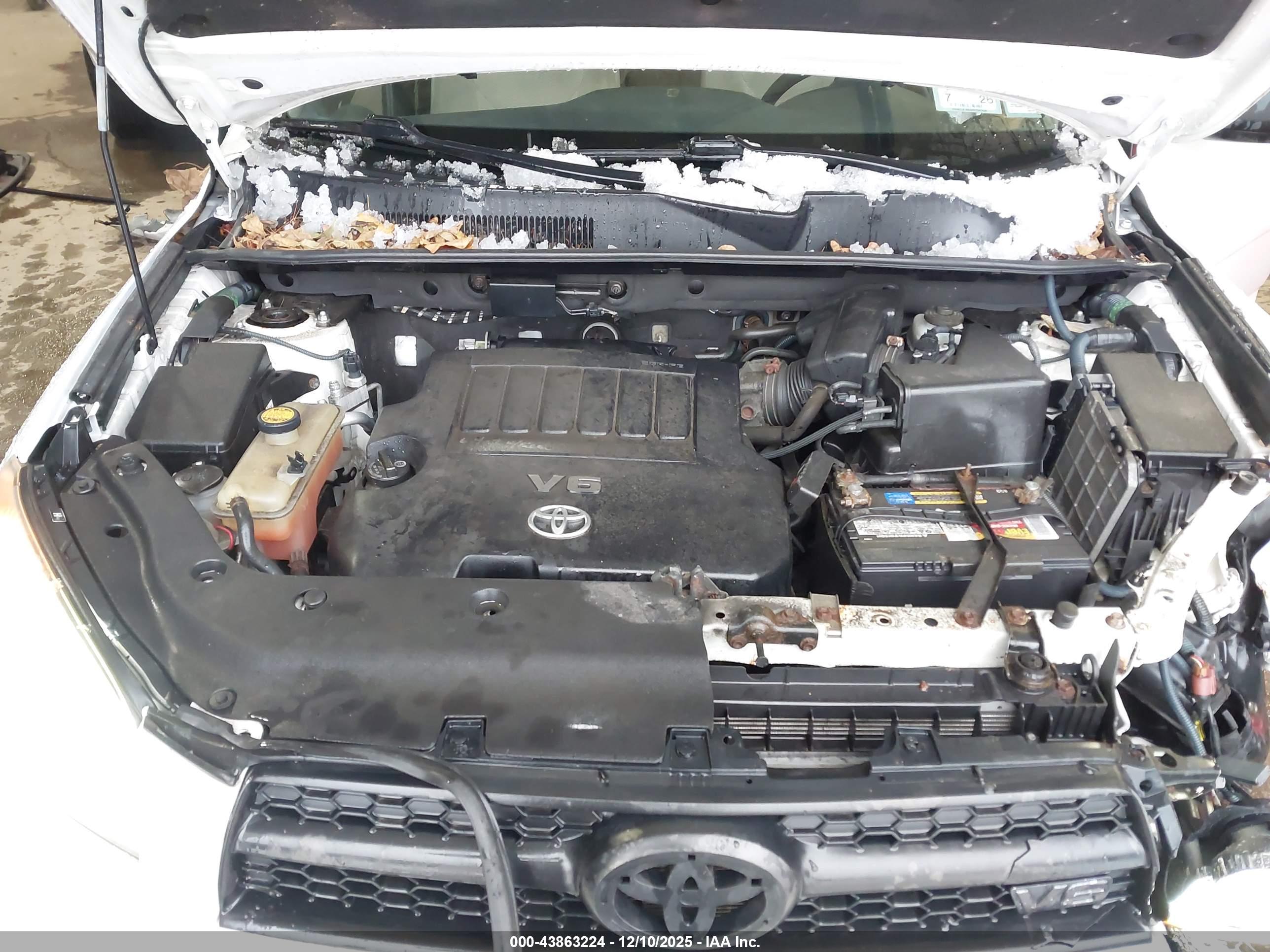 TOYOTA RAV4 image 10