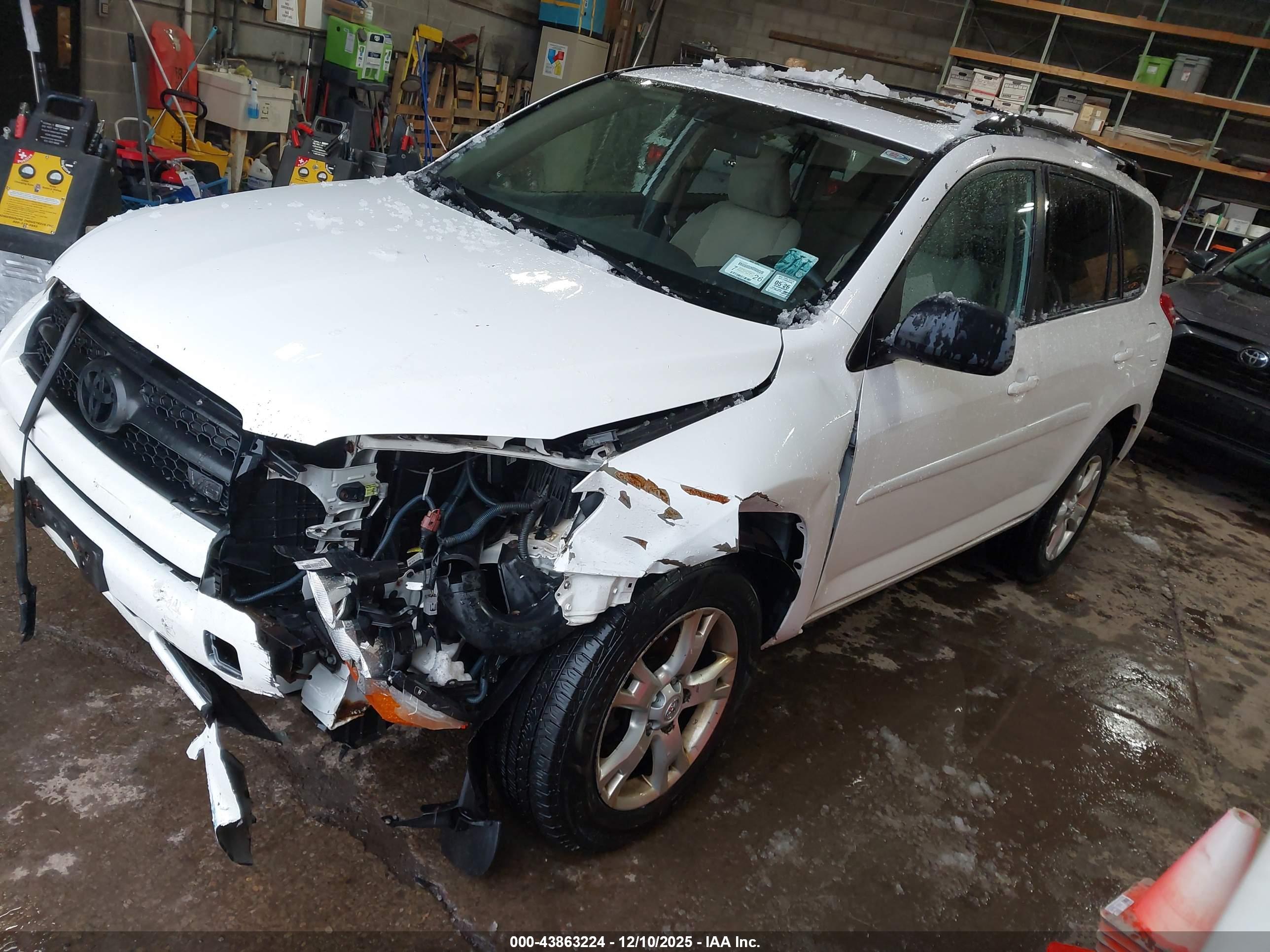 TOYOTA RAV4 image 2
