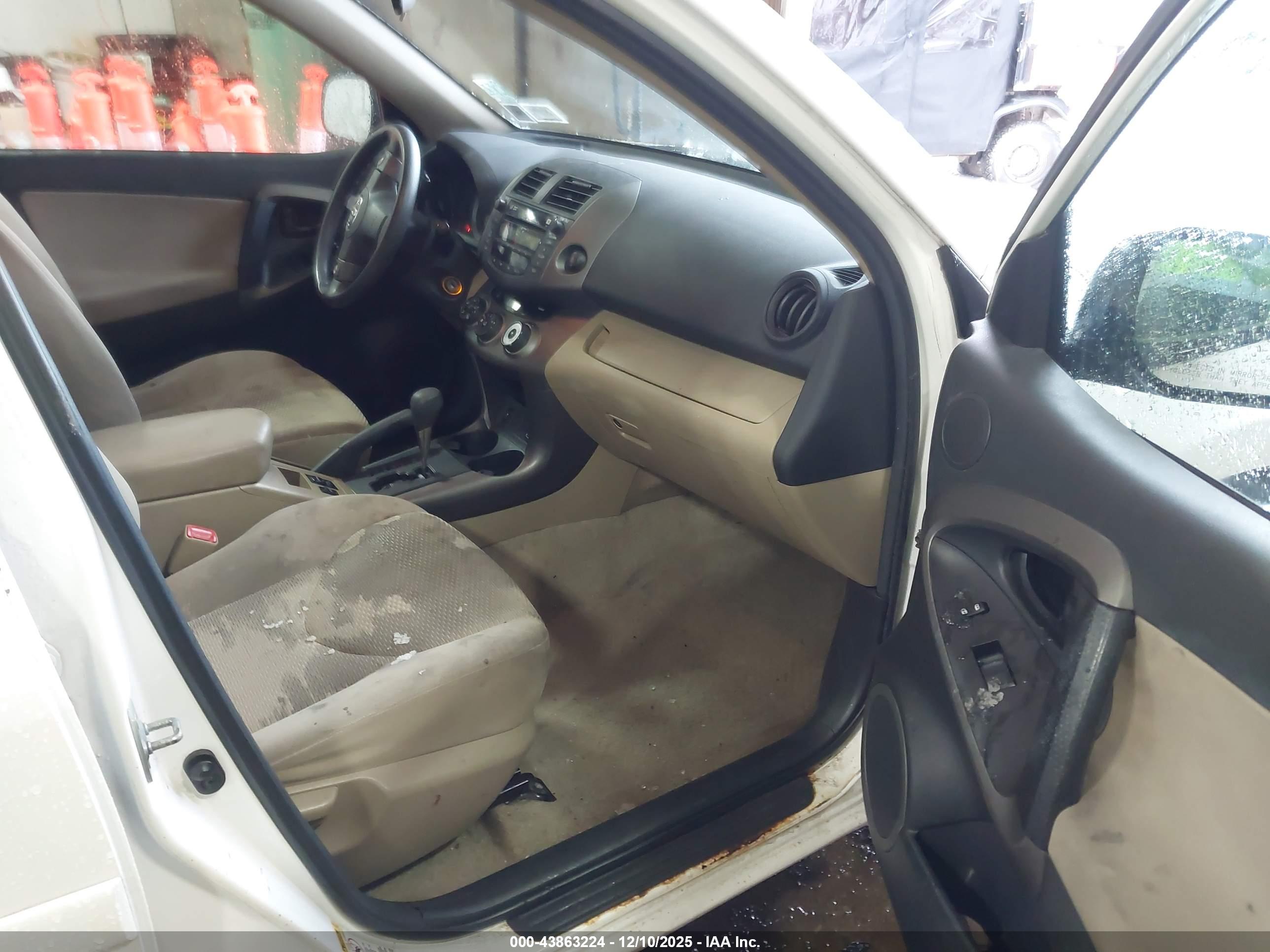TOYOTA RAV4 image 5