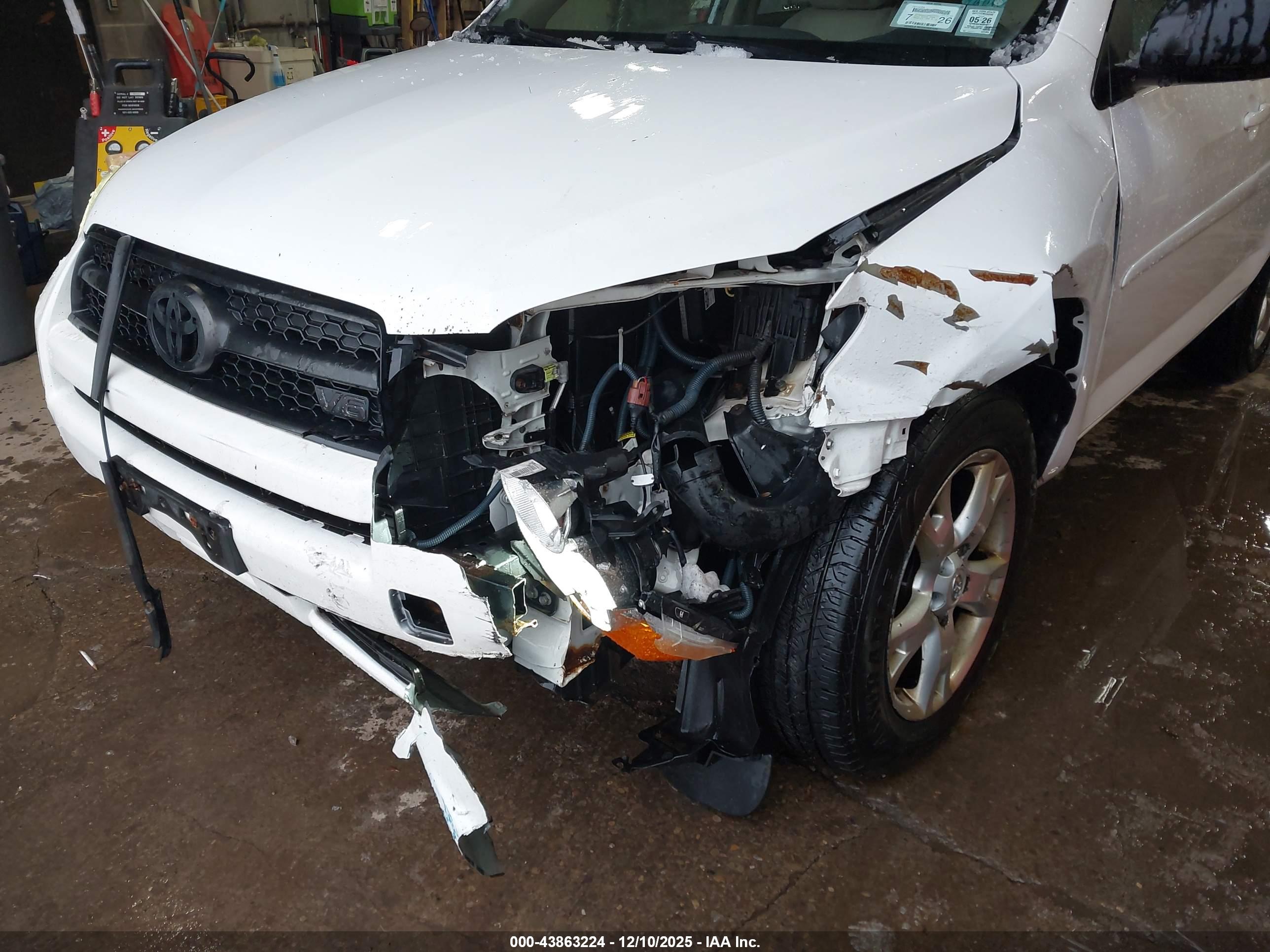 TOYOTA RAV4 image 6