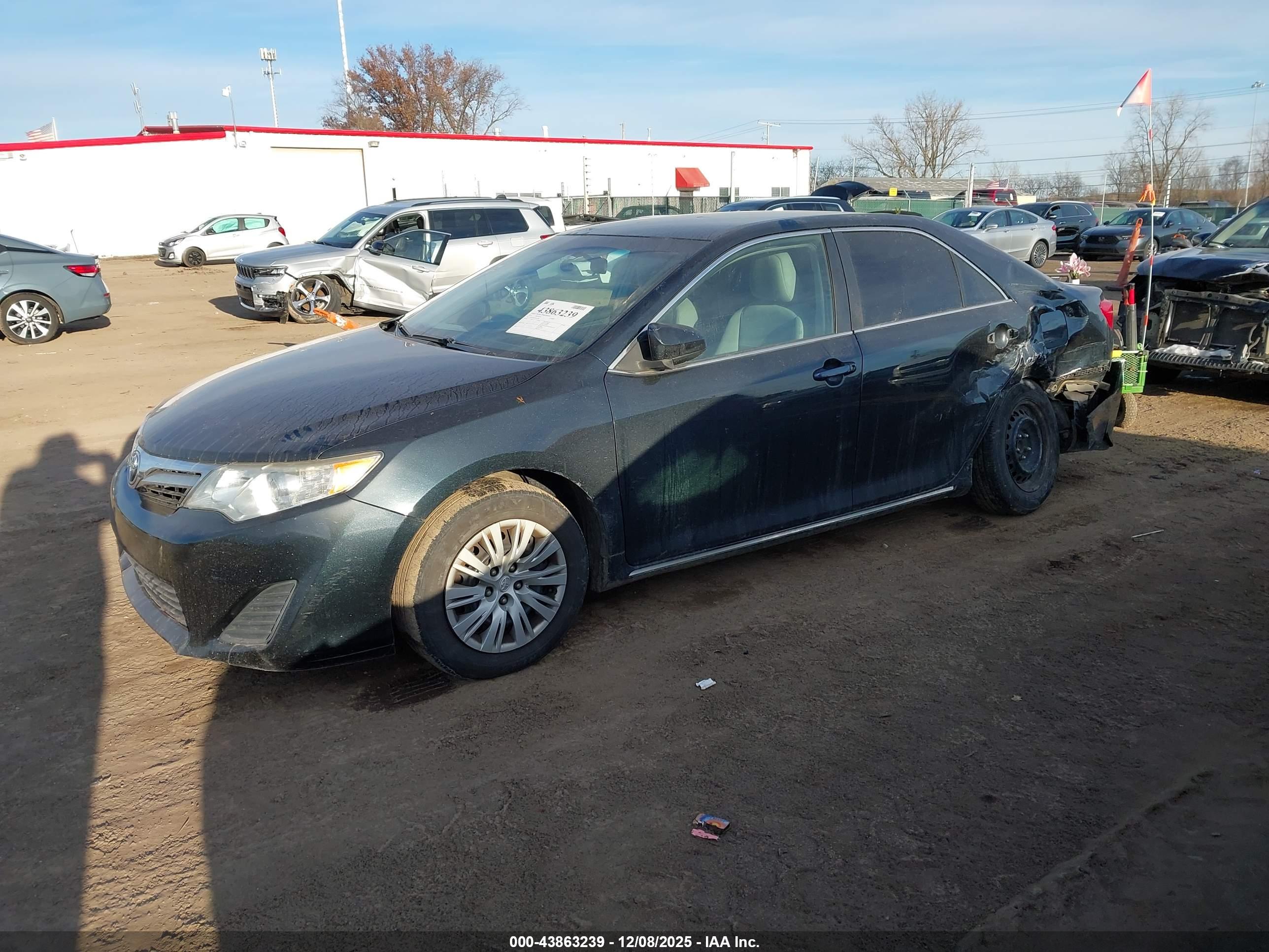 TOYOTA CAMRY image 2