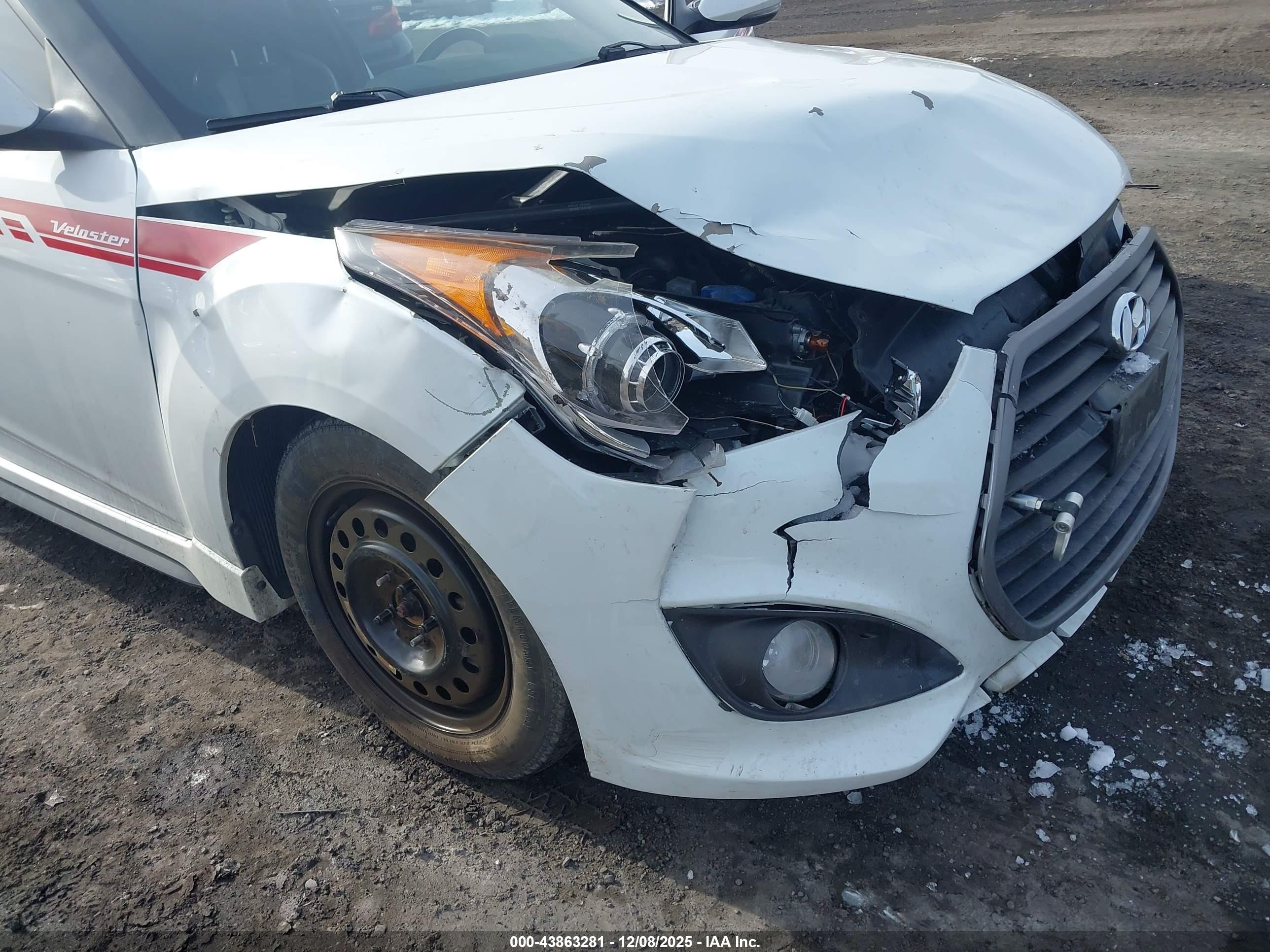 HYUNDAI VELOSTER image 6