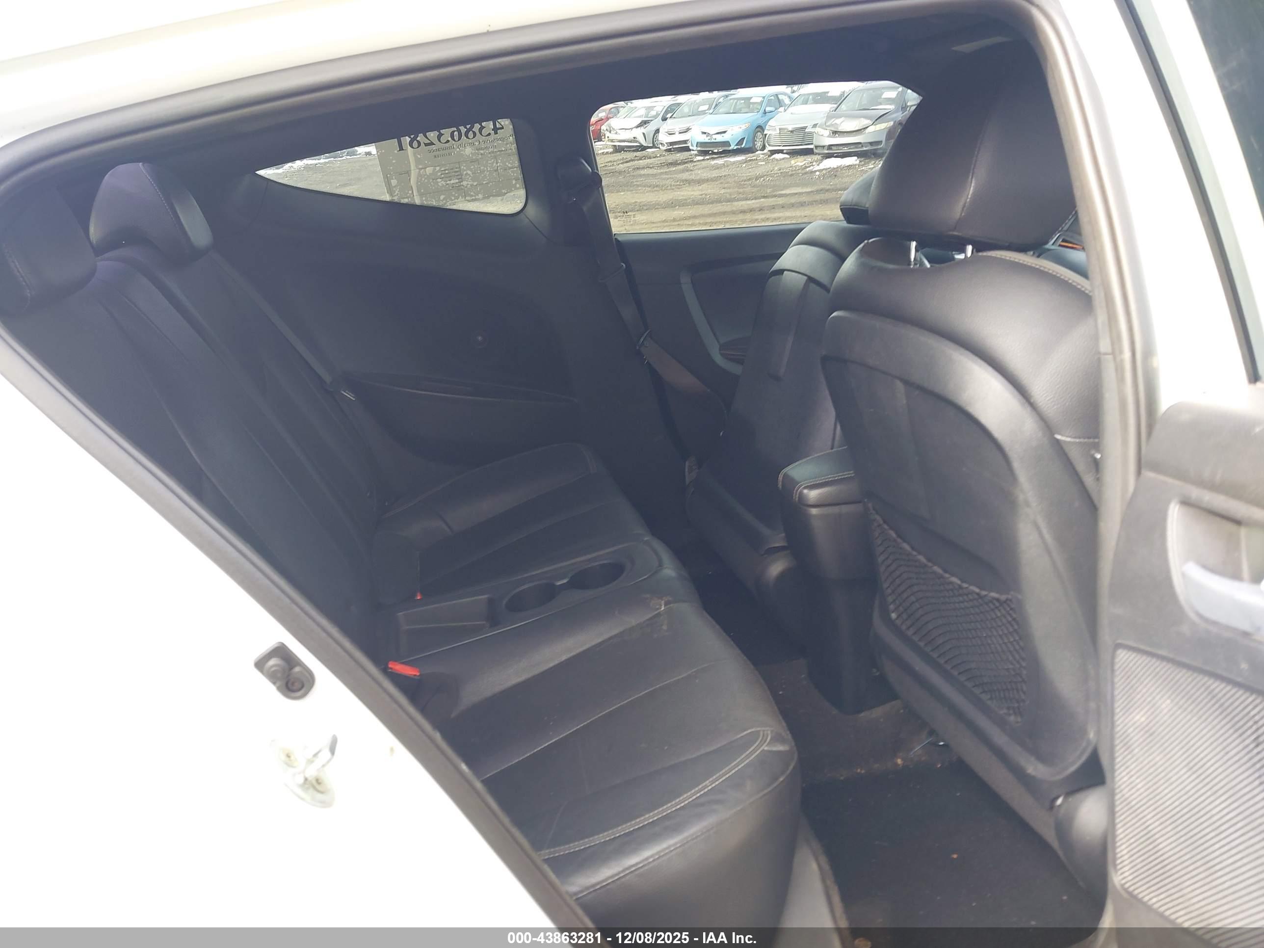 HYUNDAI VELOSTER image 8