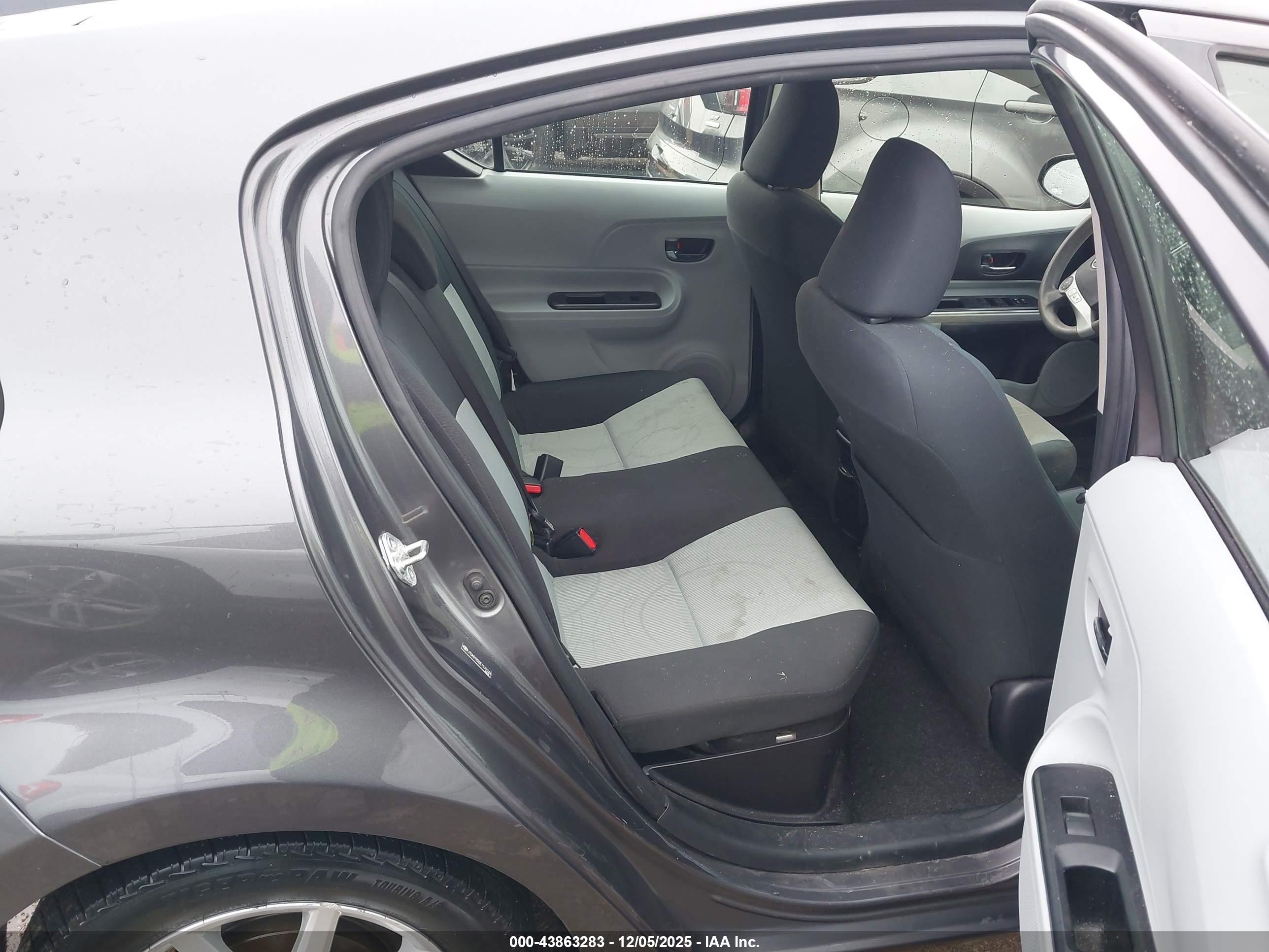 TOYOTA PRIUS image 8