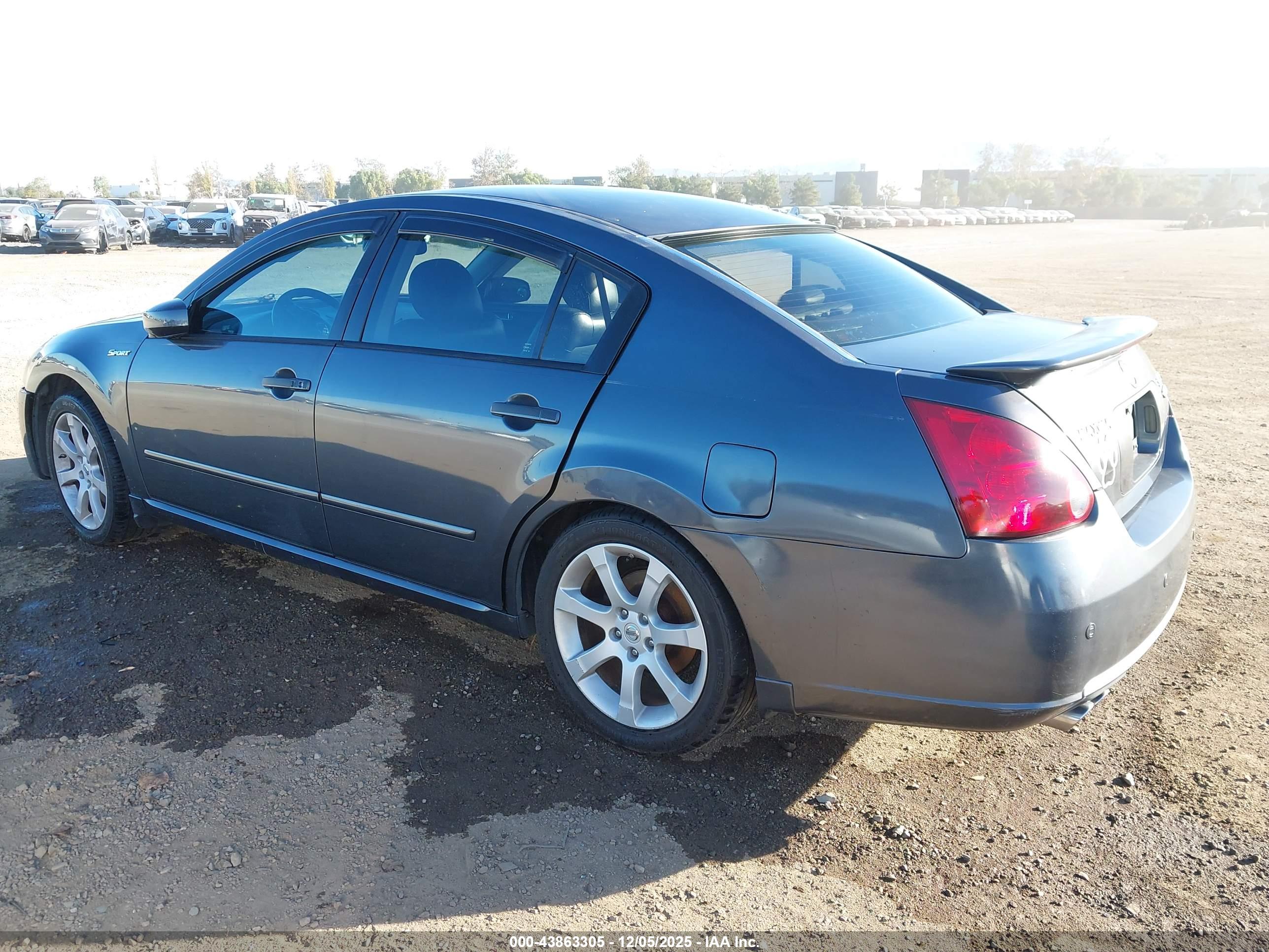NISSAN MAXIMA image 3