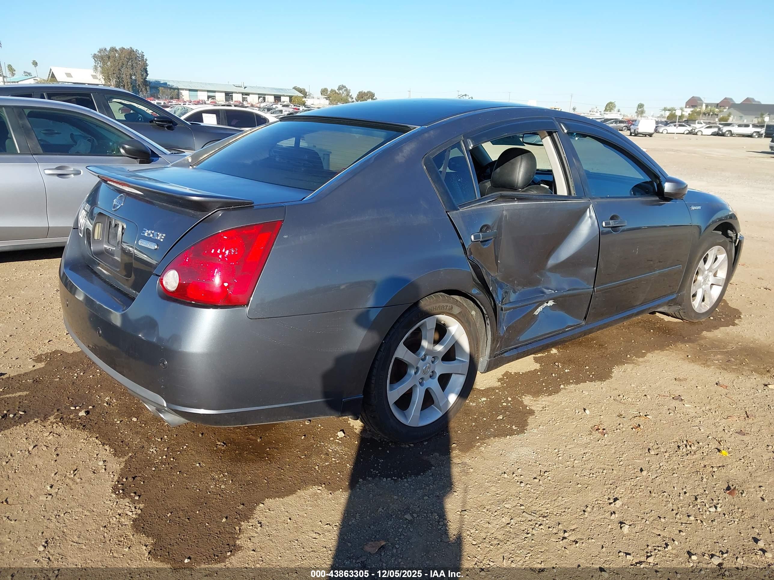NISSAN MAXIMA image 4