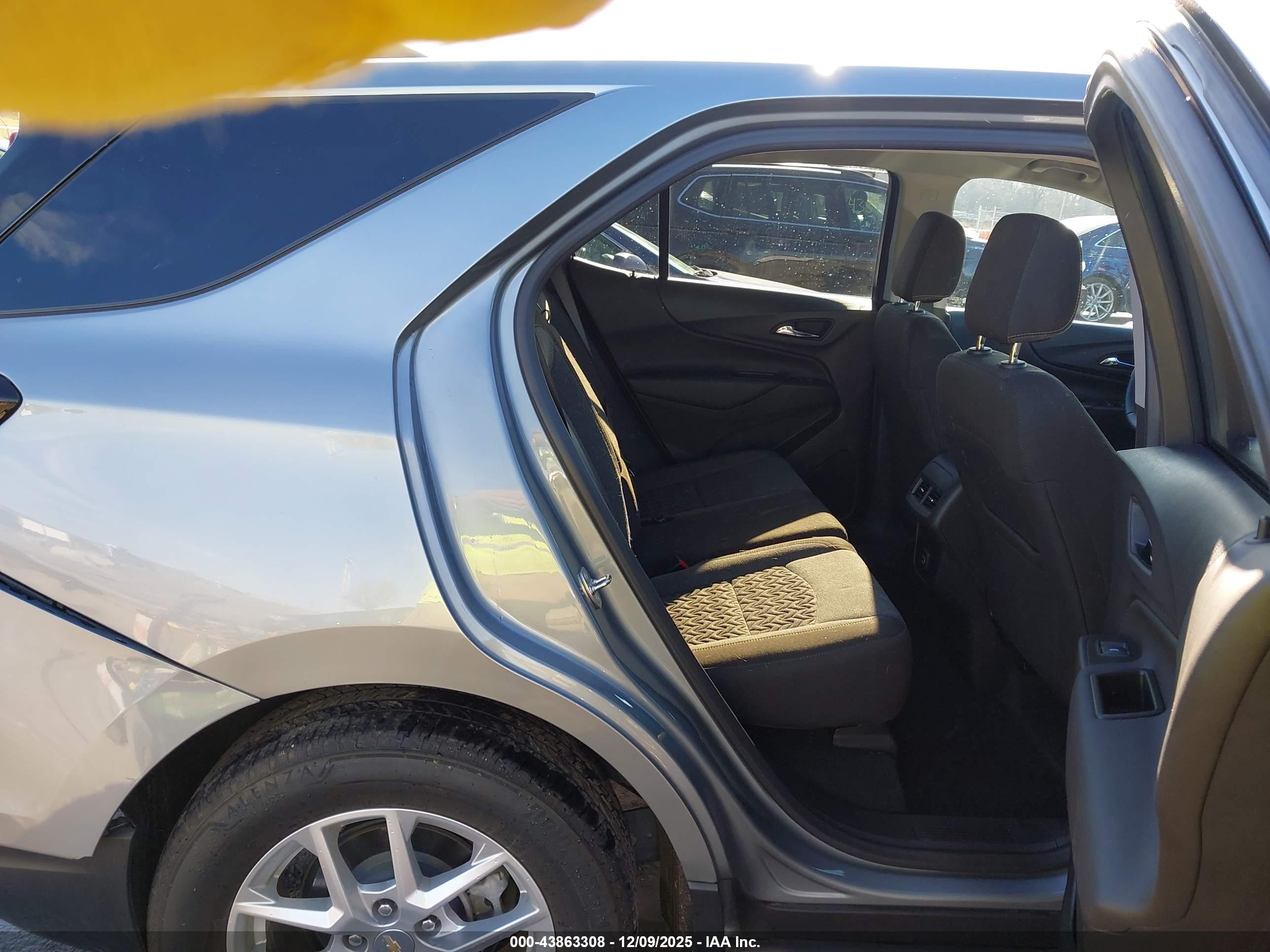 CHEVROLET EQUINOX image 8
