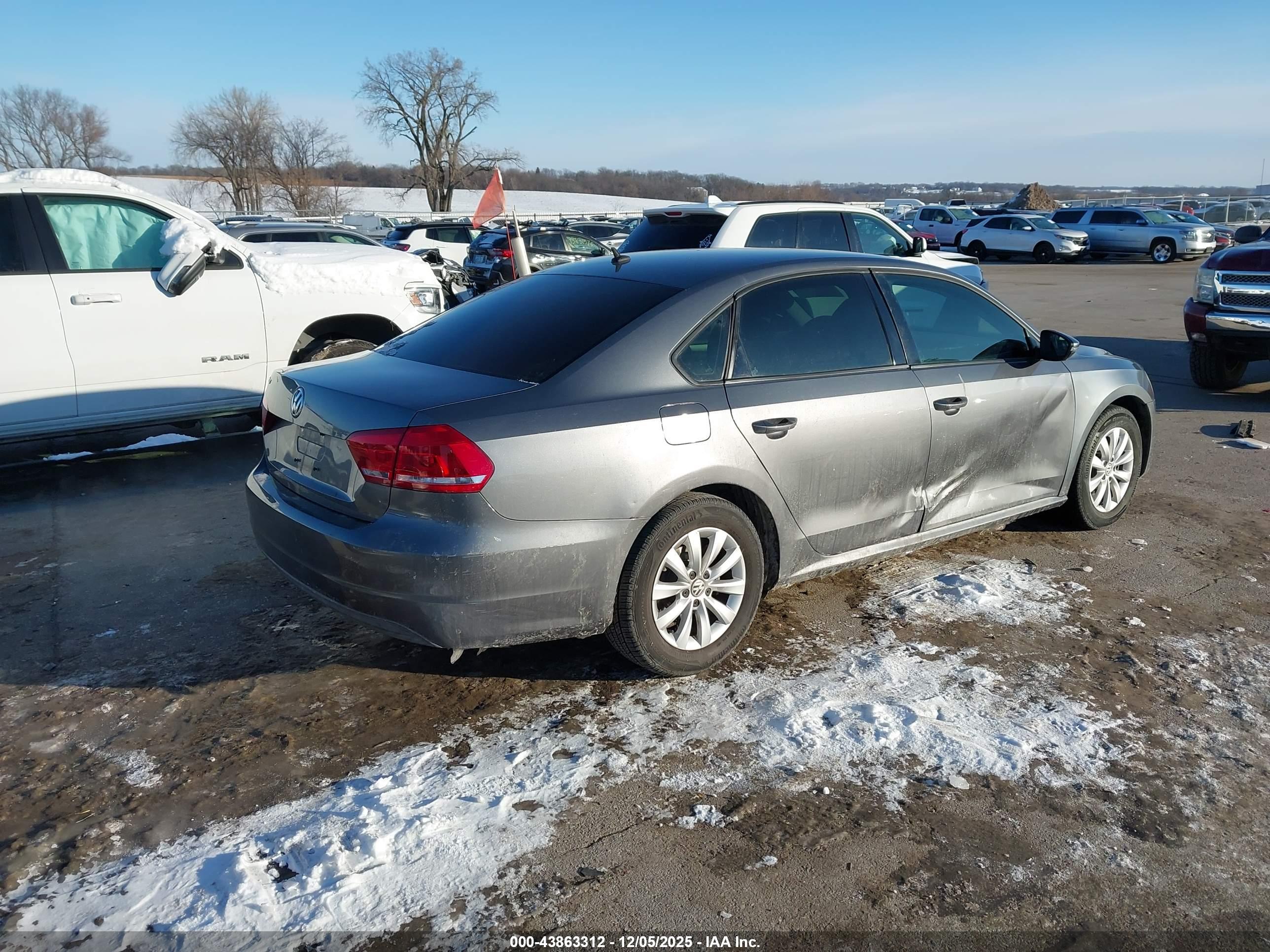 VOLKSWAGEN PASSAT image 4