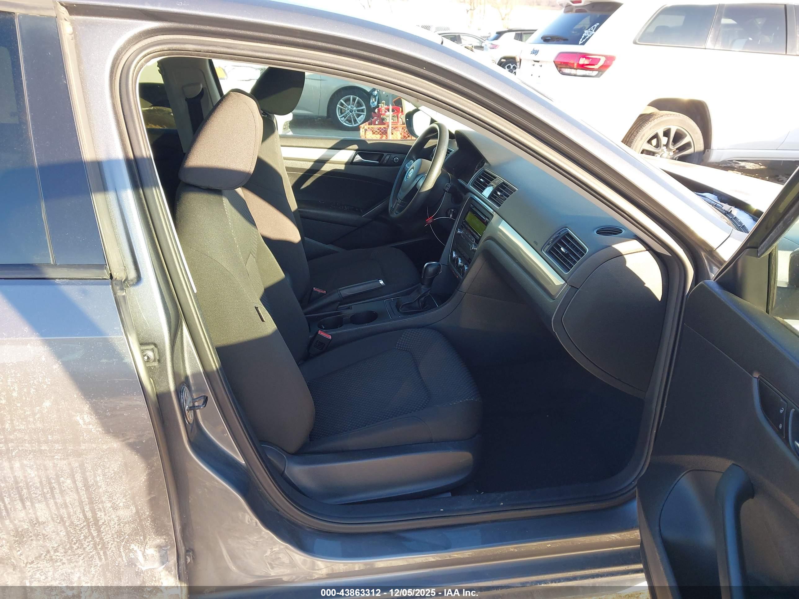 VOLKSWAGEN PASSAT image 5