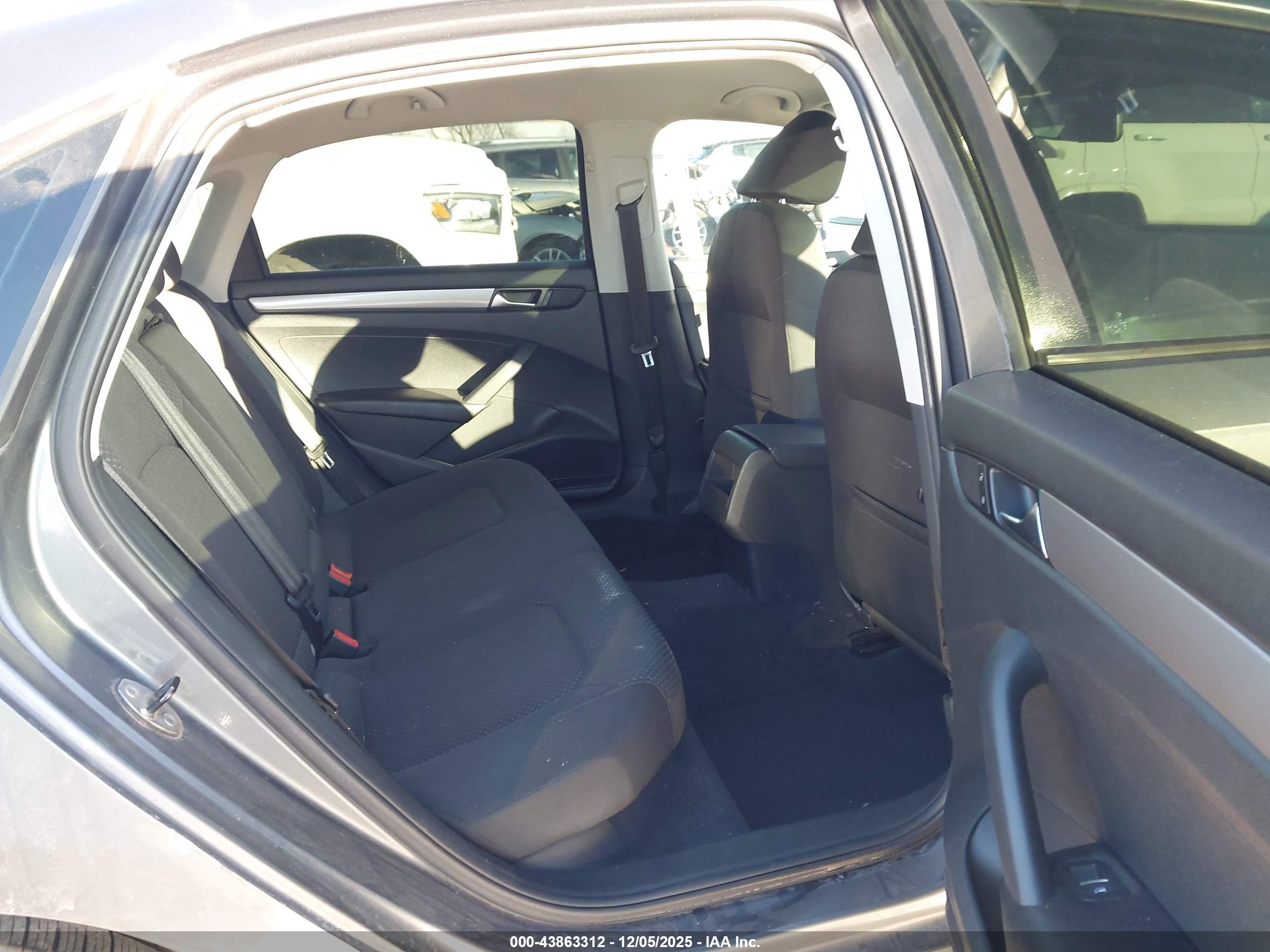 VOLKSWAGEN PASSAT image 8