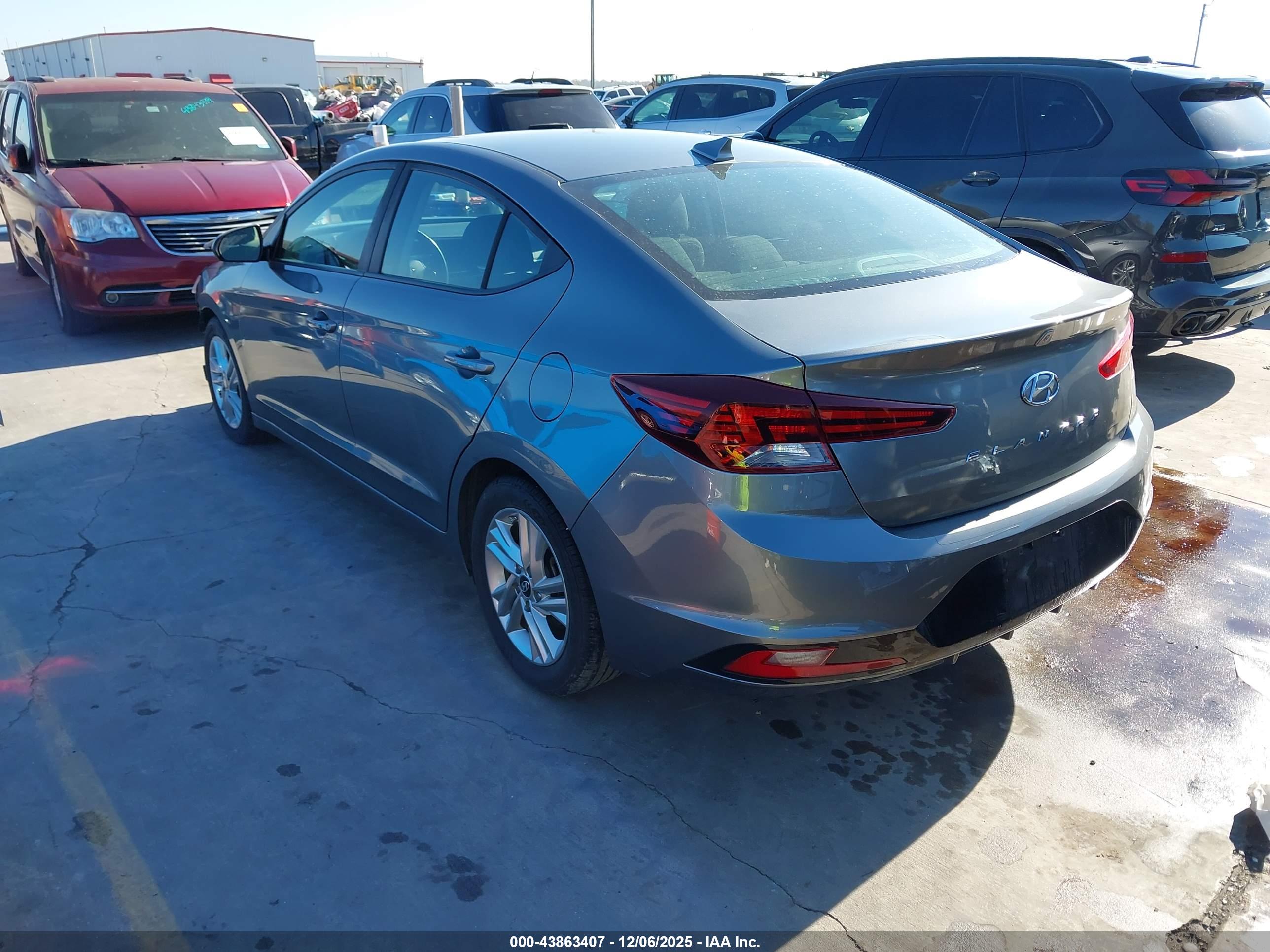 HYUNDAI ELANTRA image 3