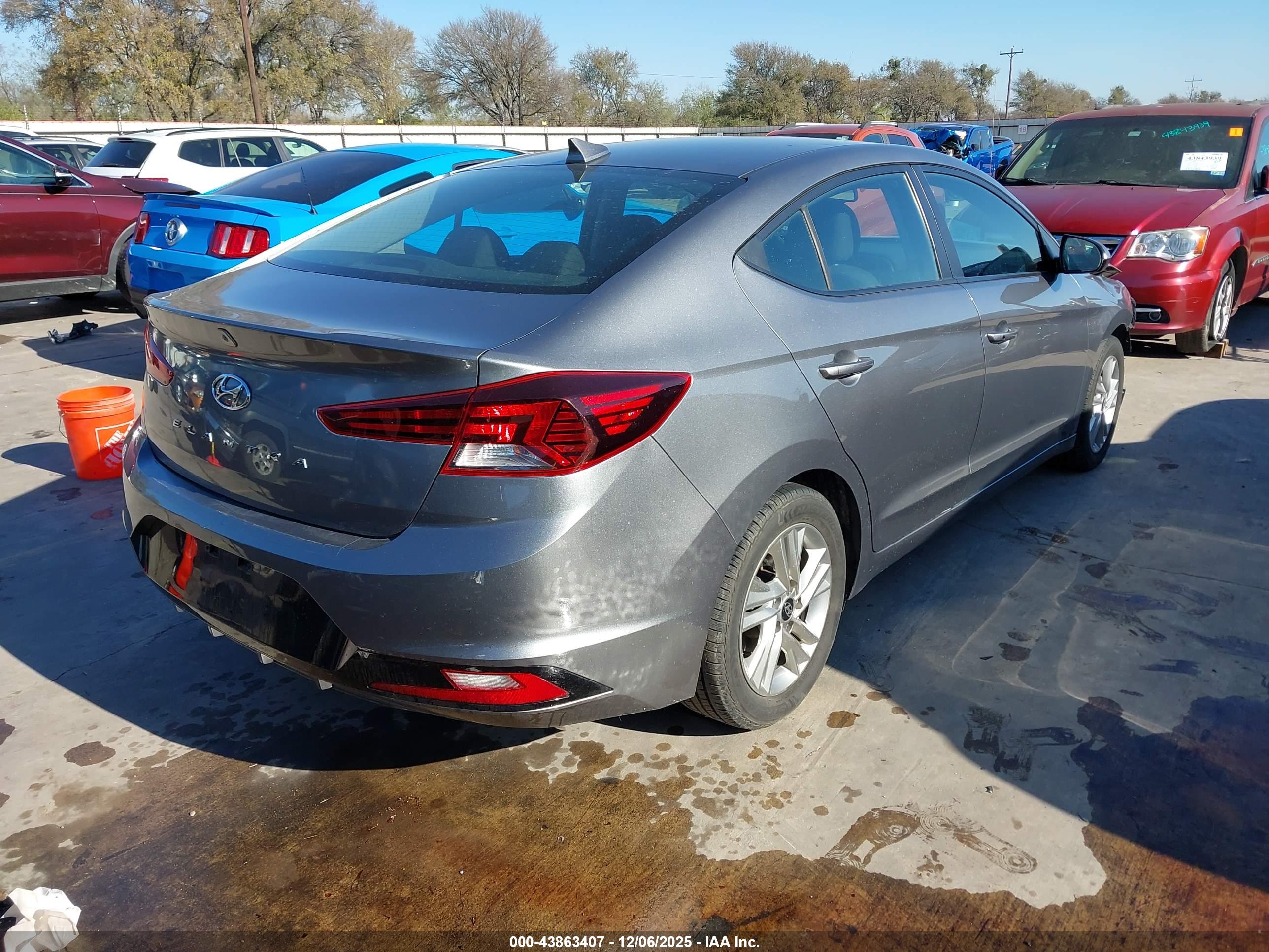 HYUNDAI ELANTRA image 4
