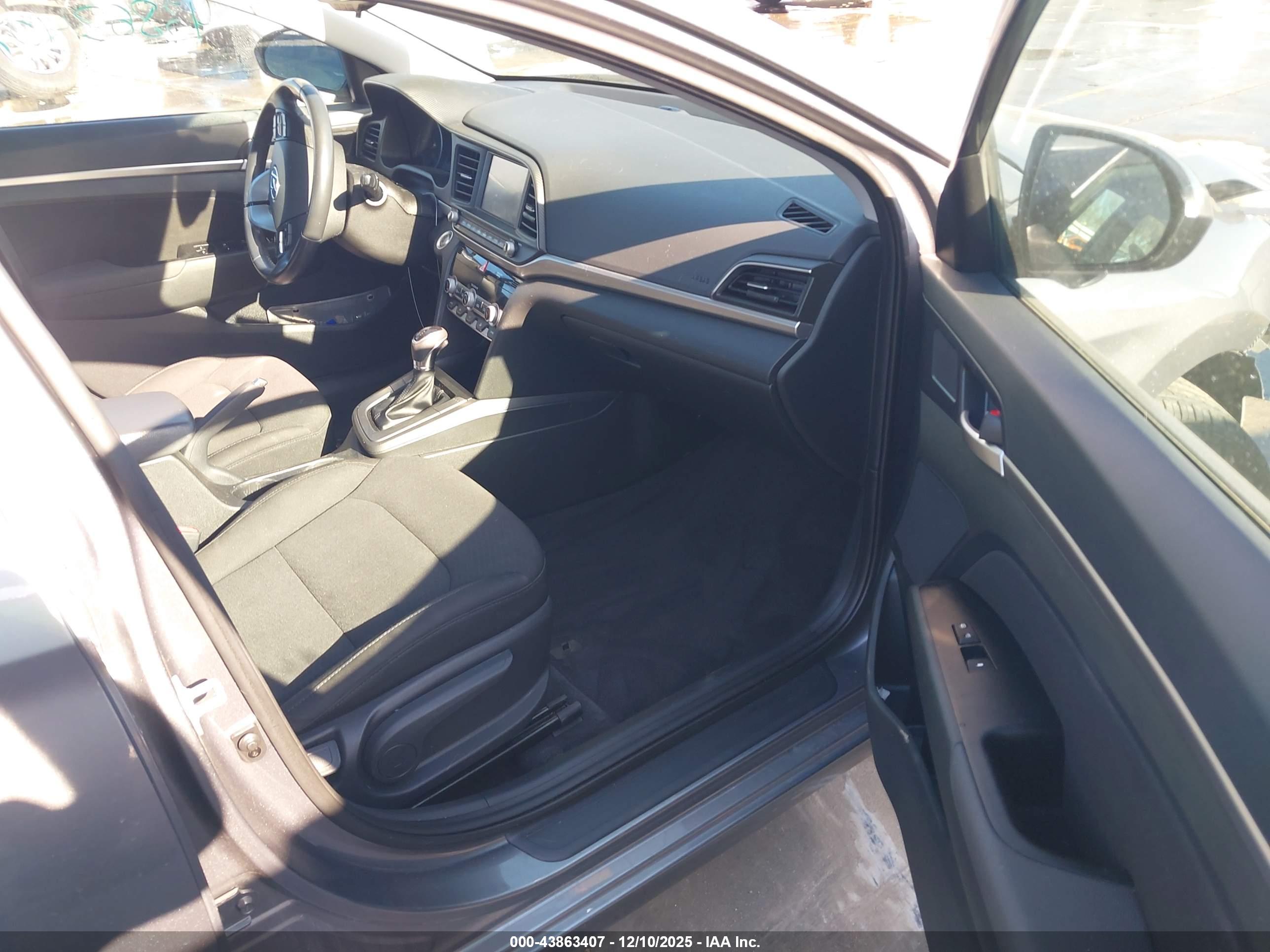 HYUNDAI ELANTRA image 5